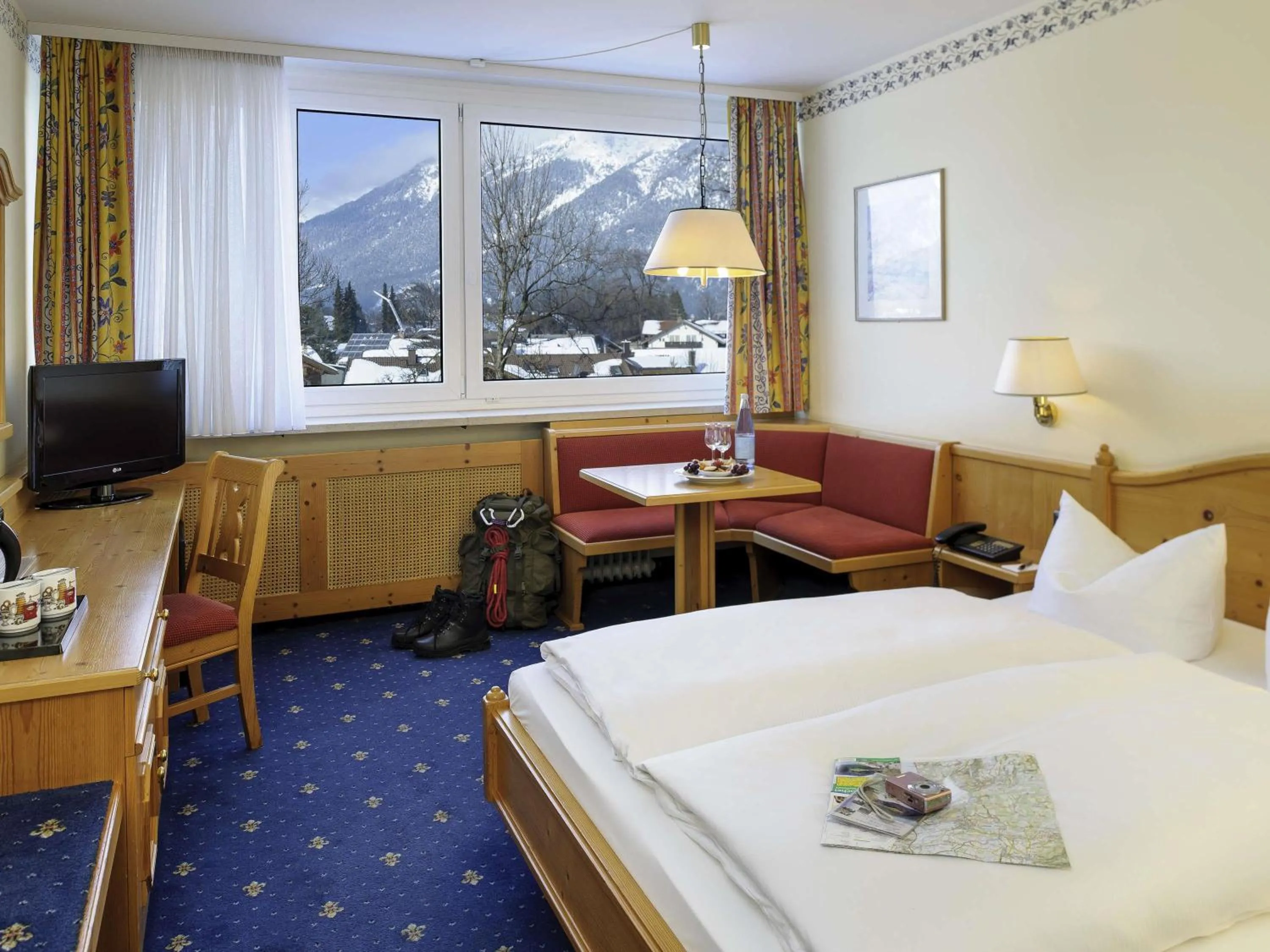 Bedroom, Bed in Mercure Hotel Garmisch Partenkirchen