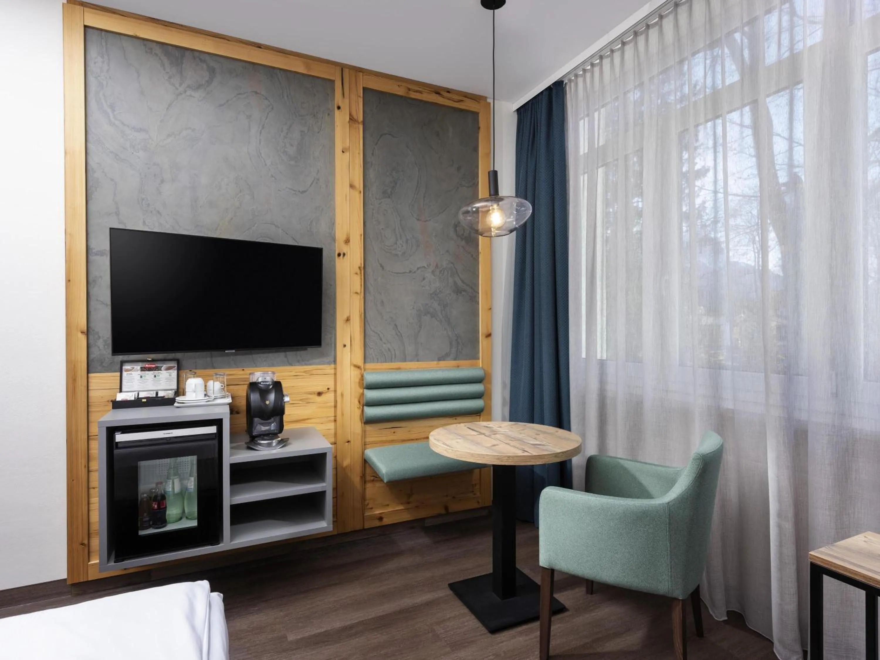 Bedroom, Bed in Mercure Hotel Garmisch Partenkirchen