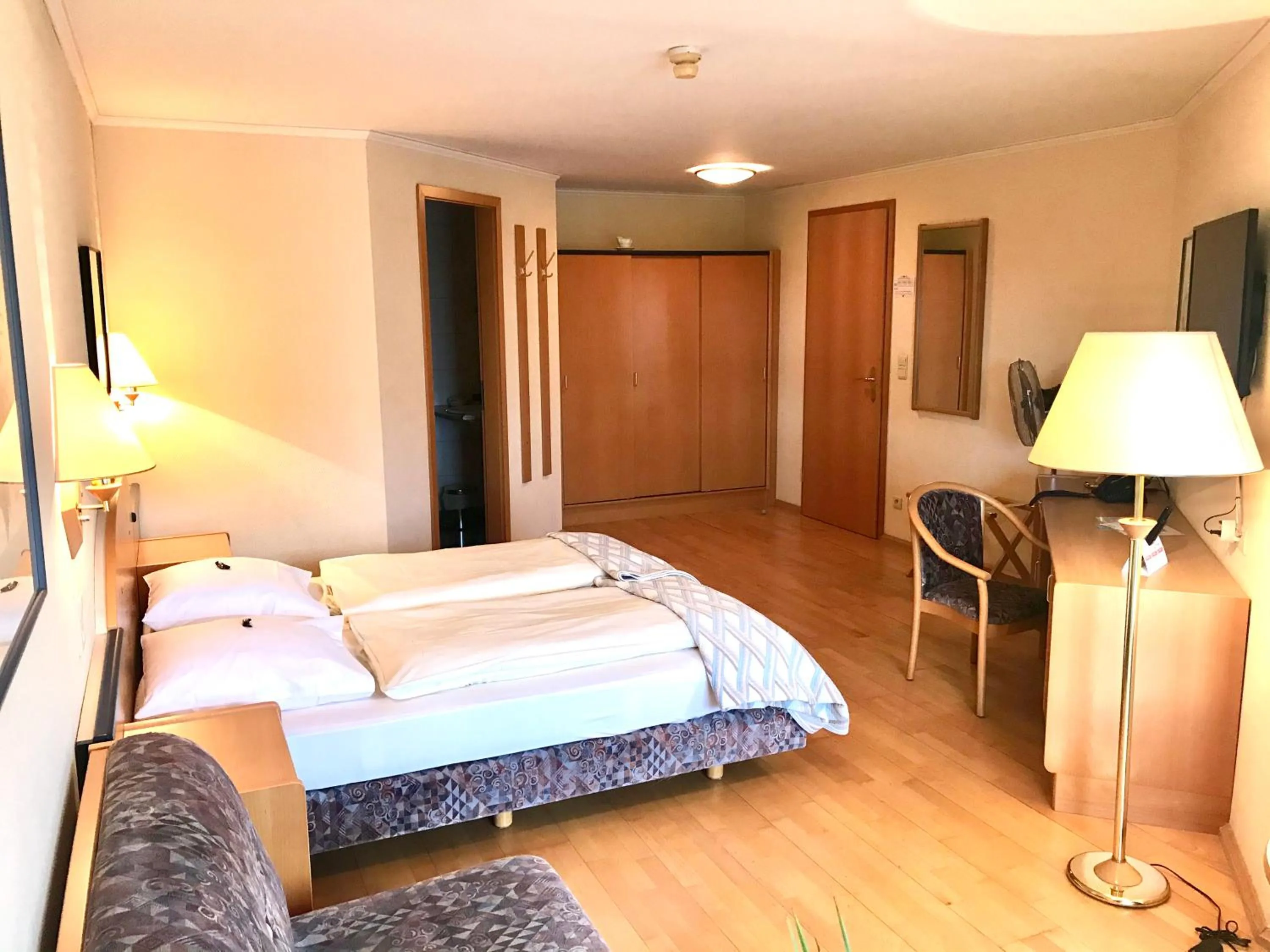 Photo of the whole room, Bed in Hotel-Restaurant Zum Onkel Jonathan