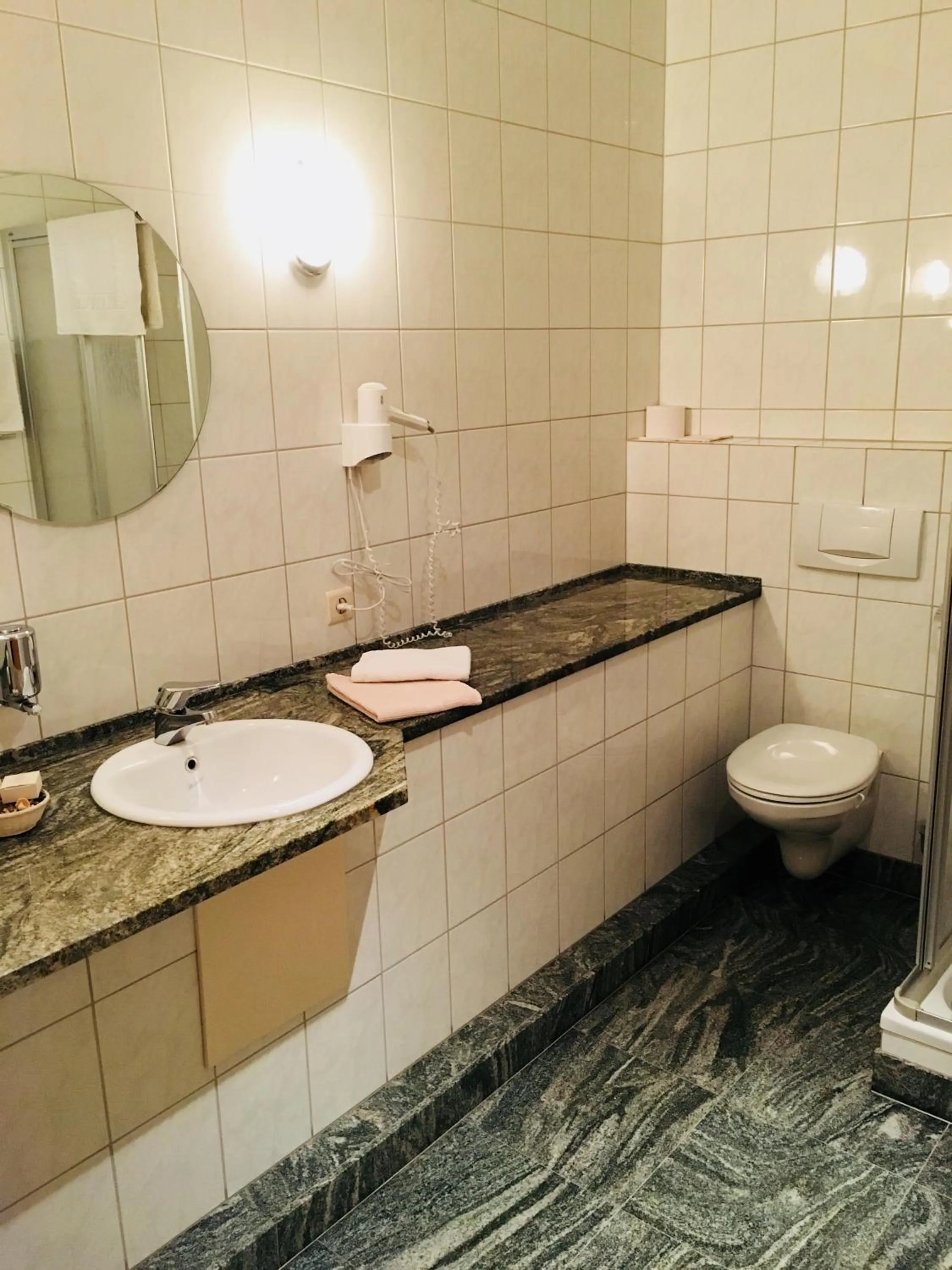 Bathroom in Hotel-Restaurant Zum Onkel Jonathan
