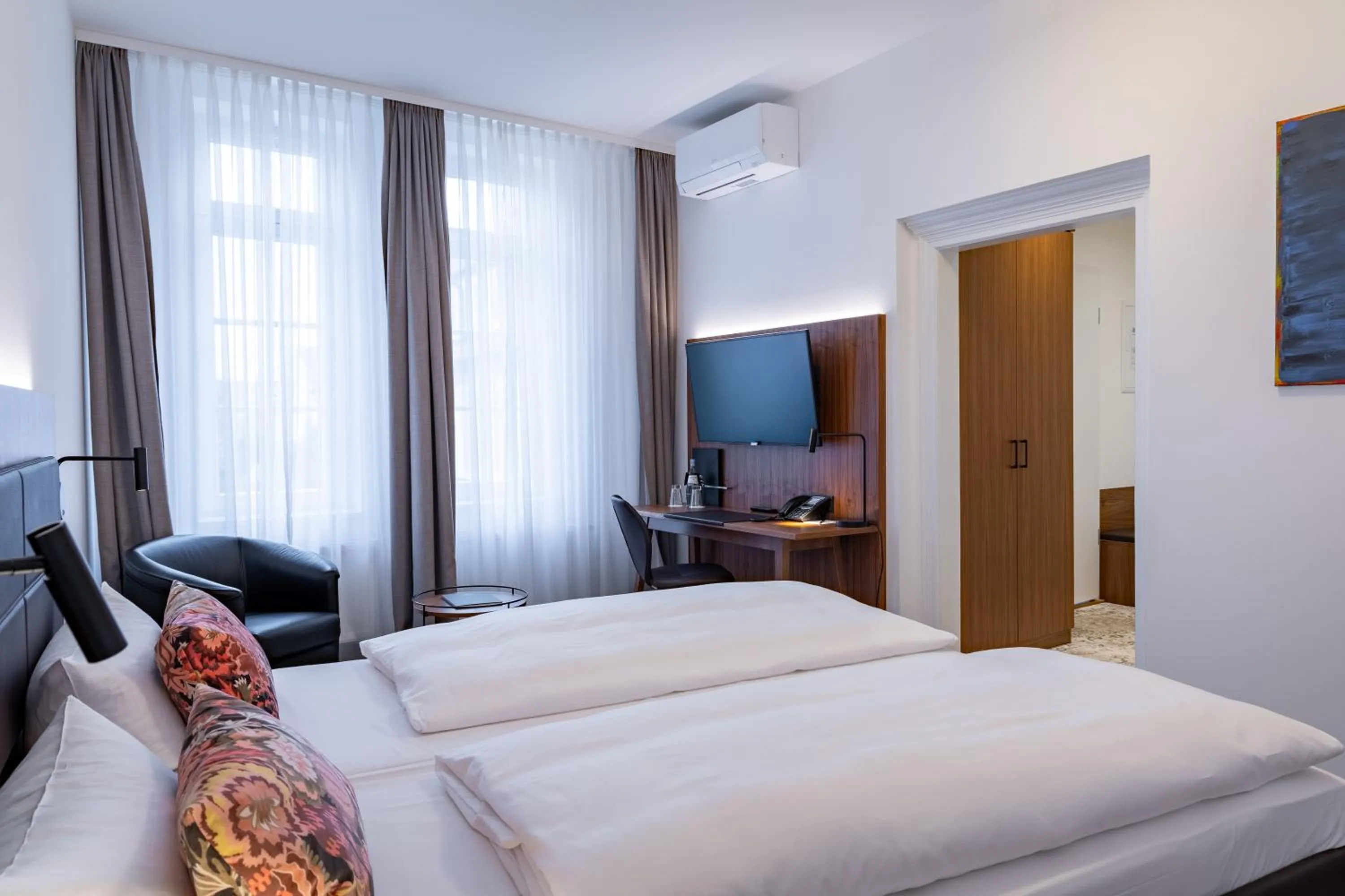 Photo of the whole room, Bed in Hotel Alma Am Anger