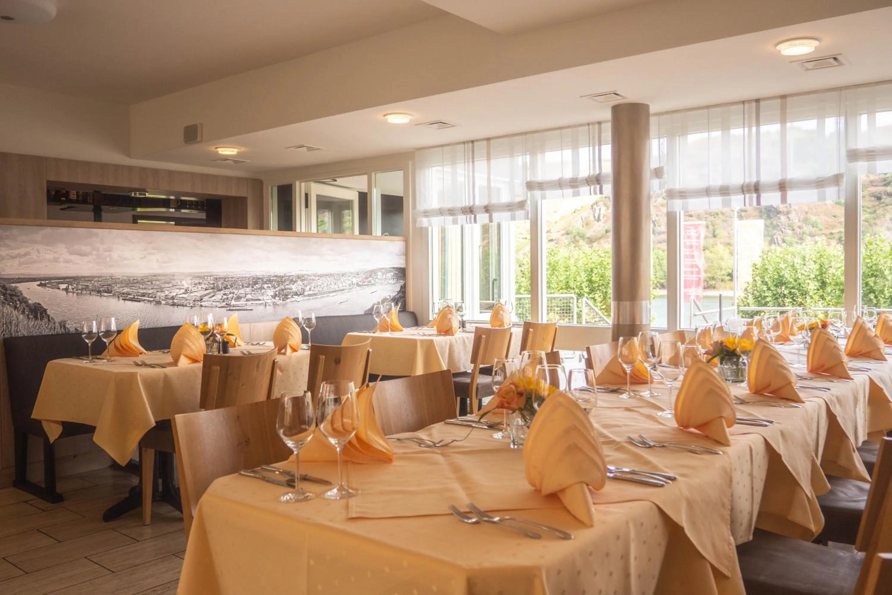 Restaurant/places to eat in Hotel Villa am Rhein