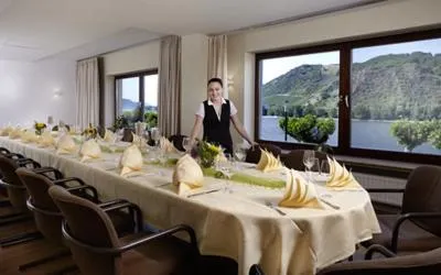 Restaurant/places to eat in Hotel Villa am Rhein