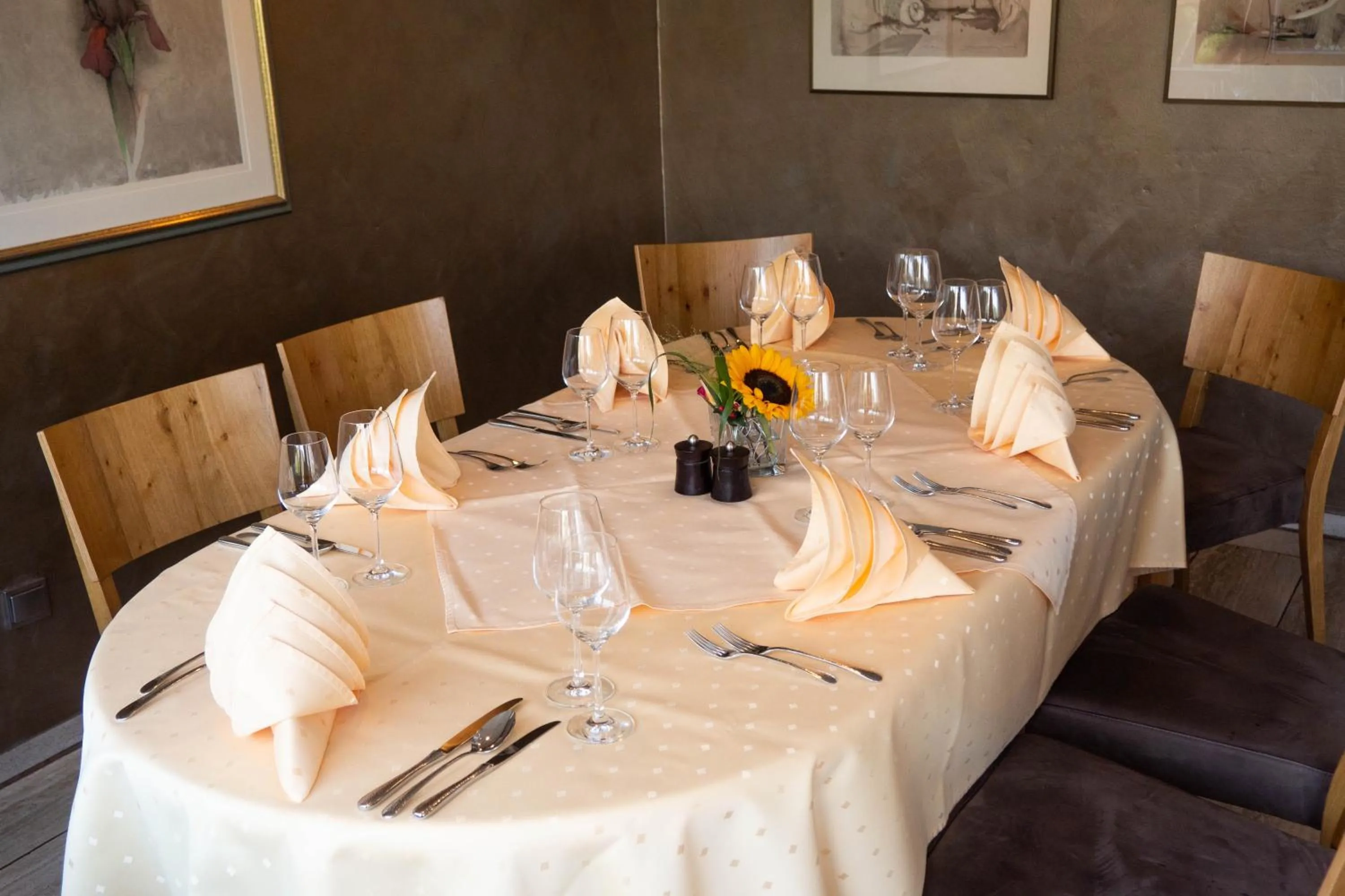 Restaurant/places to eat in Hotel Villa am Rhein