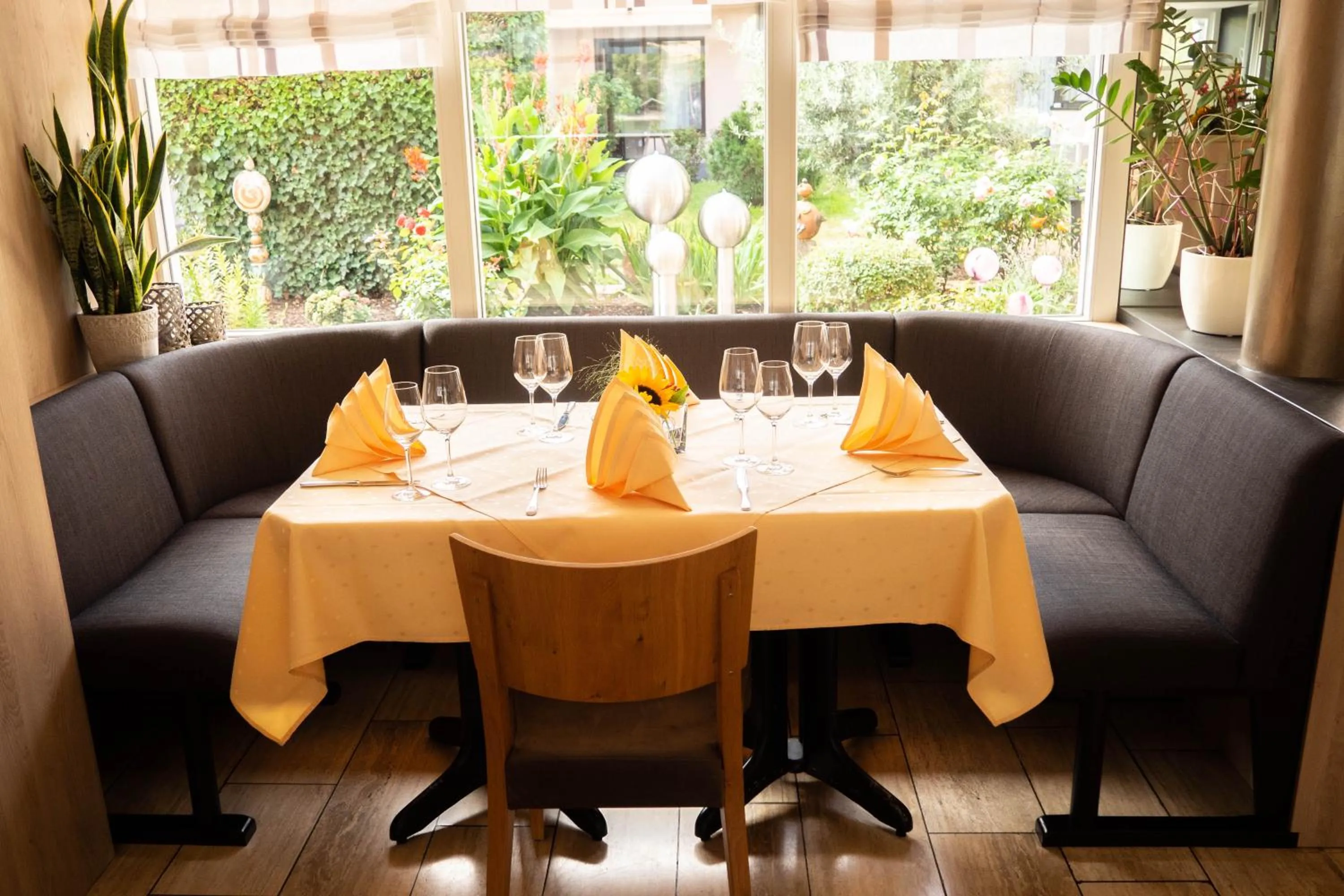 Restaurant/places to eat in Hotel Villa am Rhein