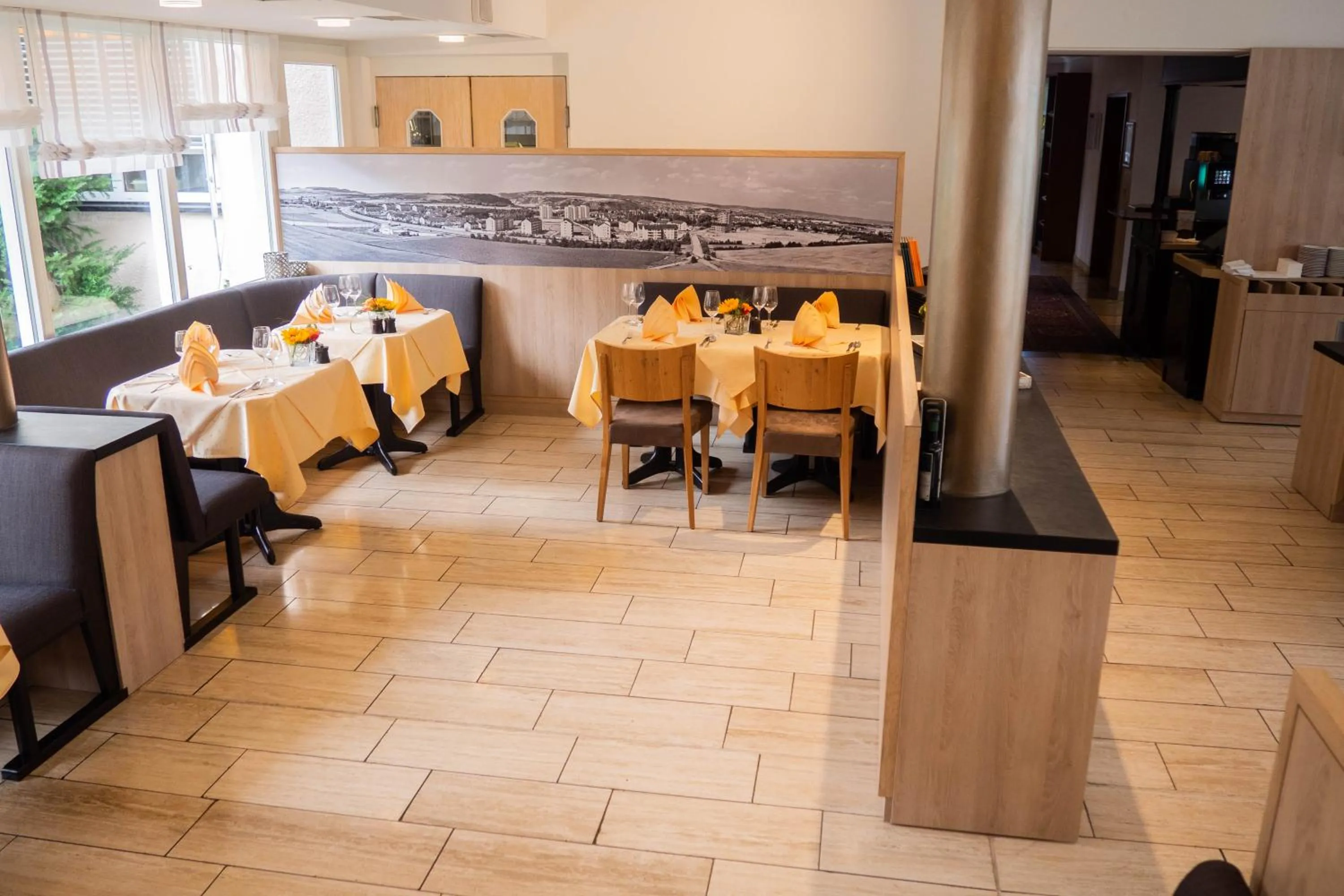 Restaurant/places to eat in Hotel Villa am Rhein