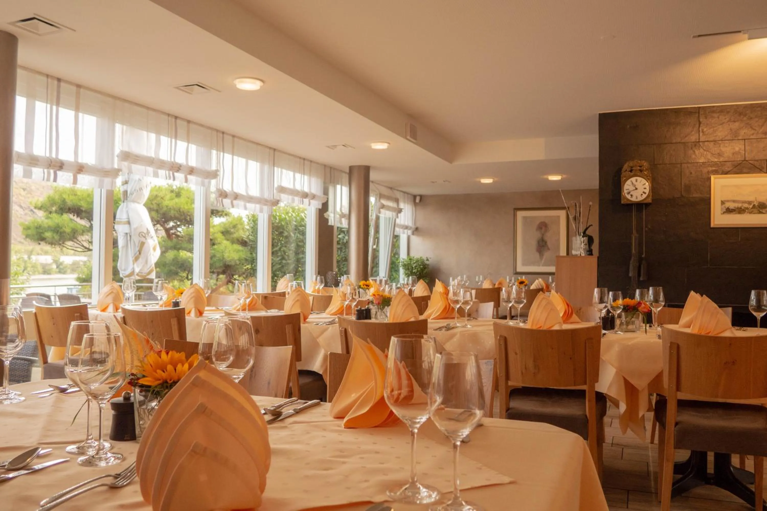 Restaurant/places to eat in Hotel Villa am Rhein