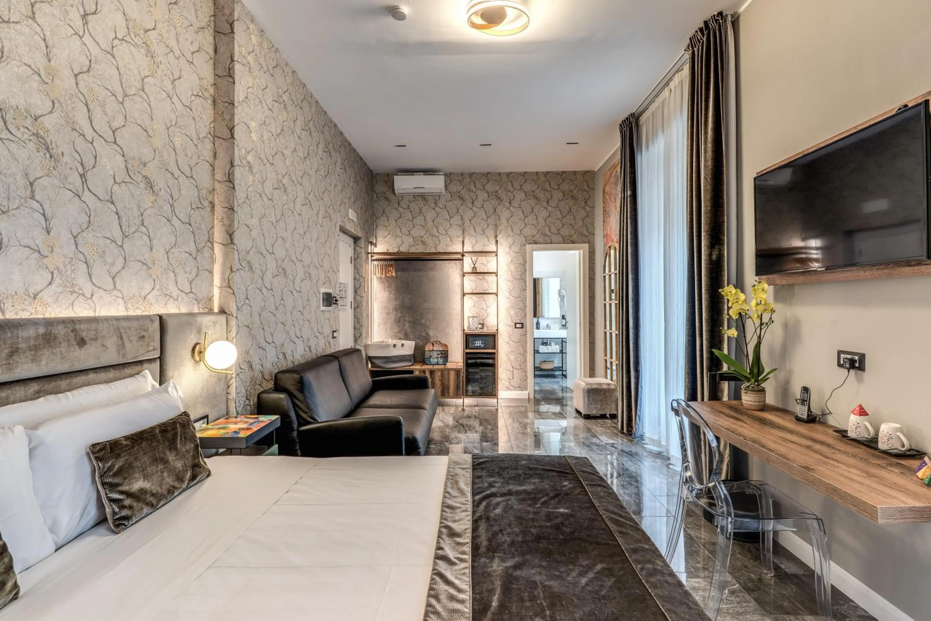 Photo of the whole room, Bed in Apollo Boutique Hotel