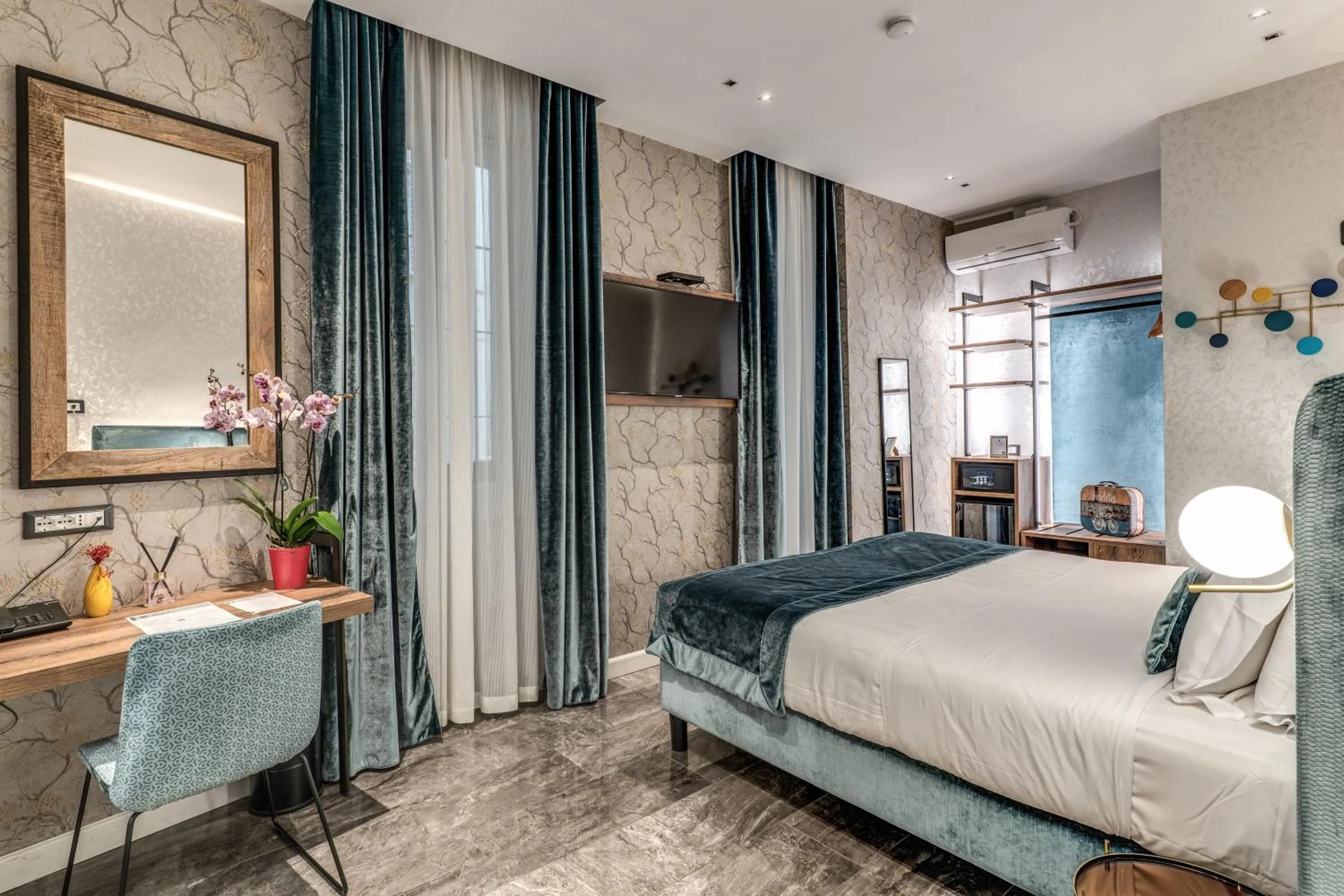 Photo of the whole room, Bed in Apollo Boutique Hotel