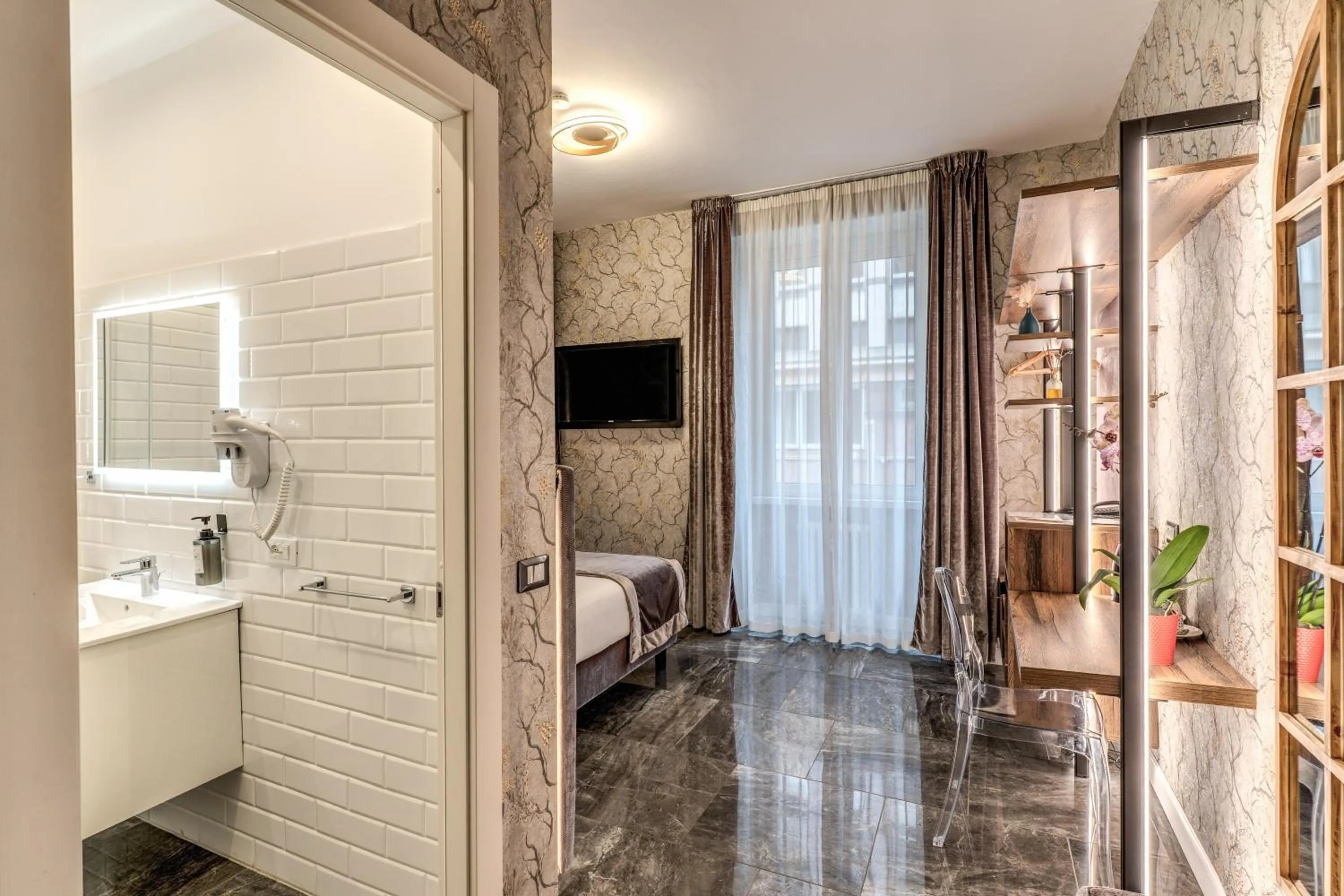 Photo of the whole room, Bed in Apollo Boutique Hotel