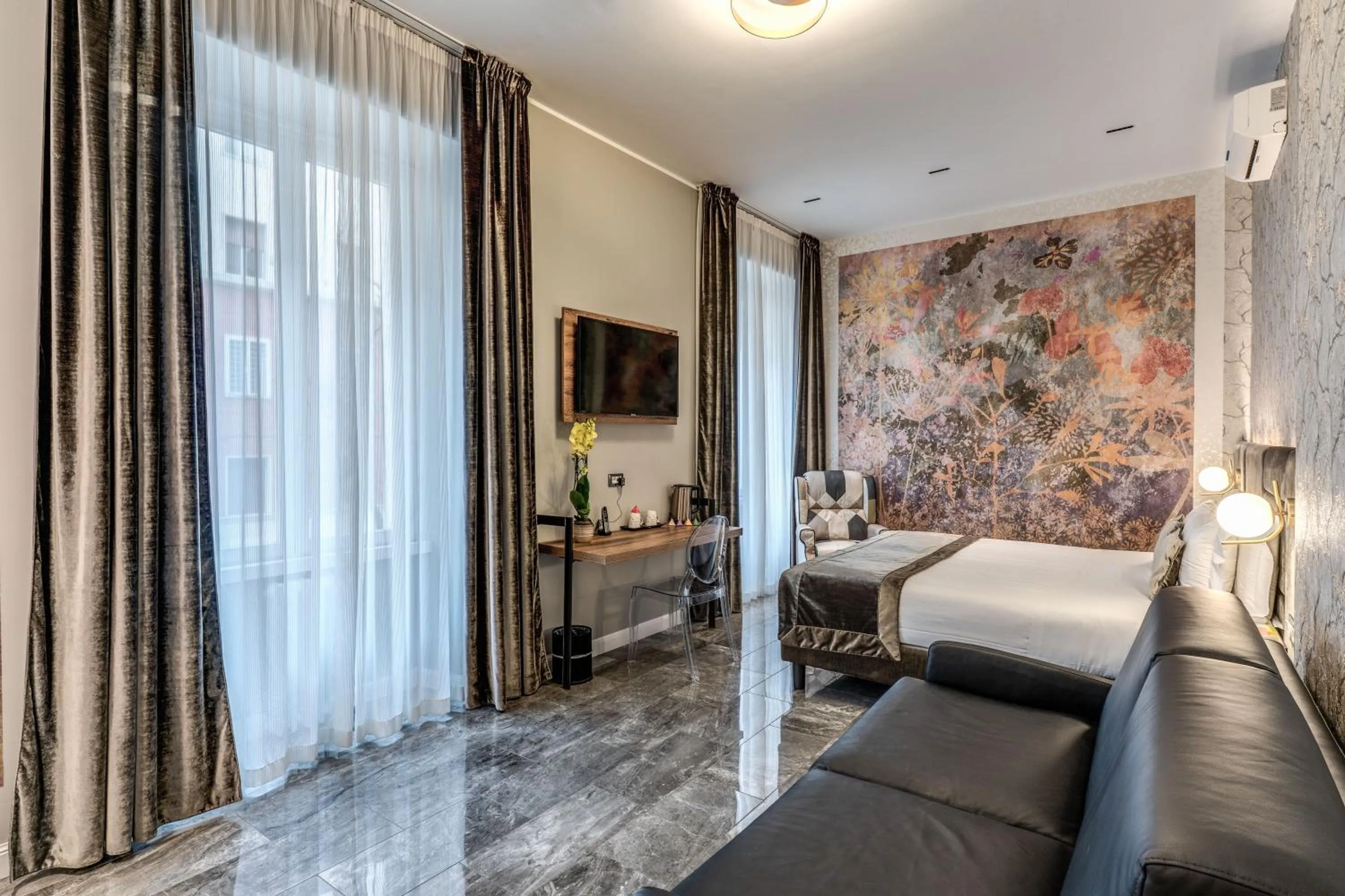 Photo of the whole room, Bed in Apollo Boutique Hotel