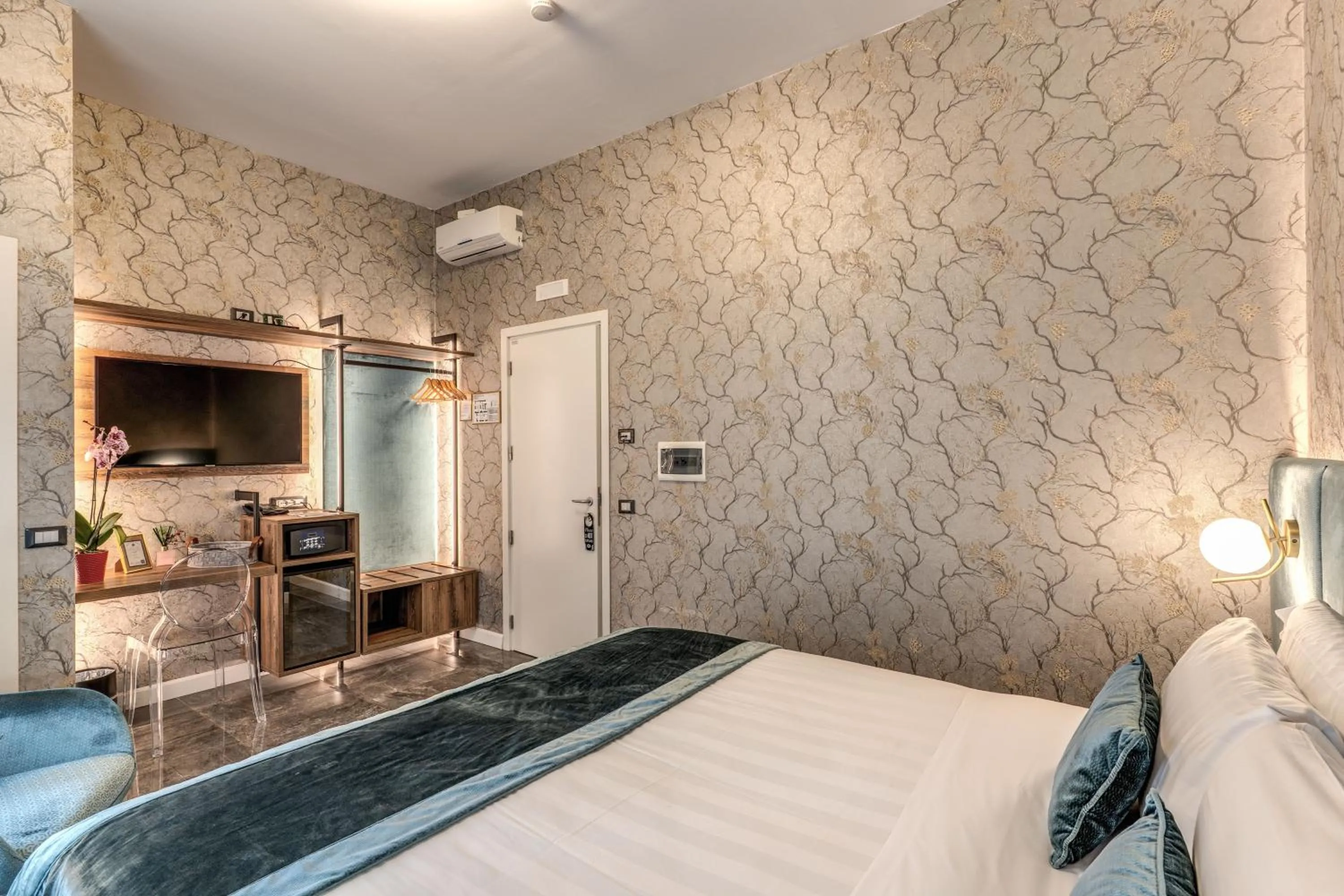 Photo of the whole room, Bed in Apollo Boutique Hotel