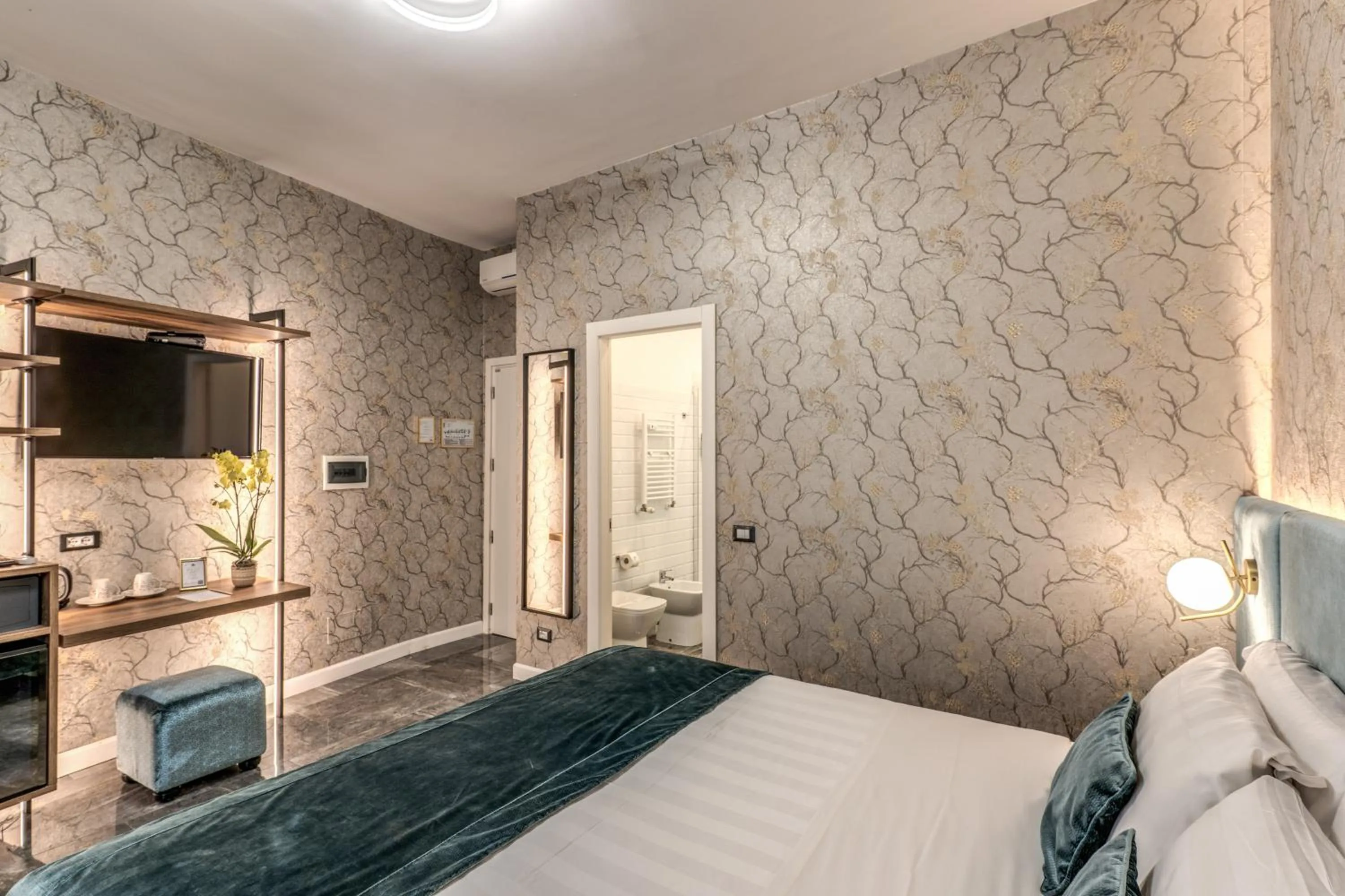 Photo of the whole room, Bed in Apollo Boutique Hotel