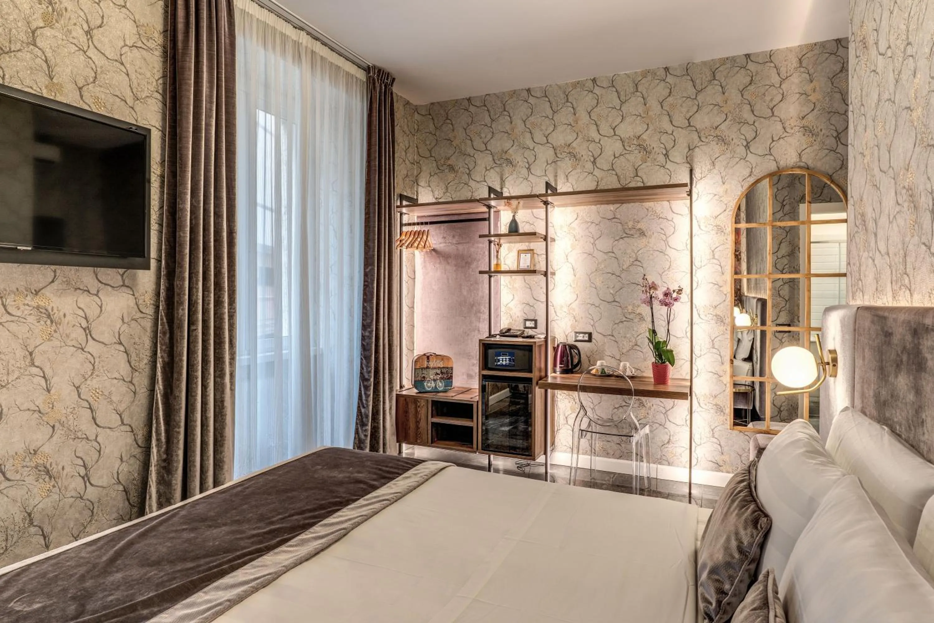 Photo of the whole room, Bed in Apollo Boutique Hotel