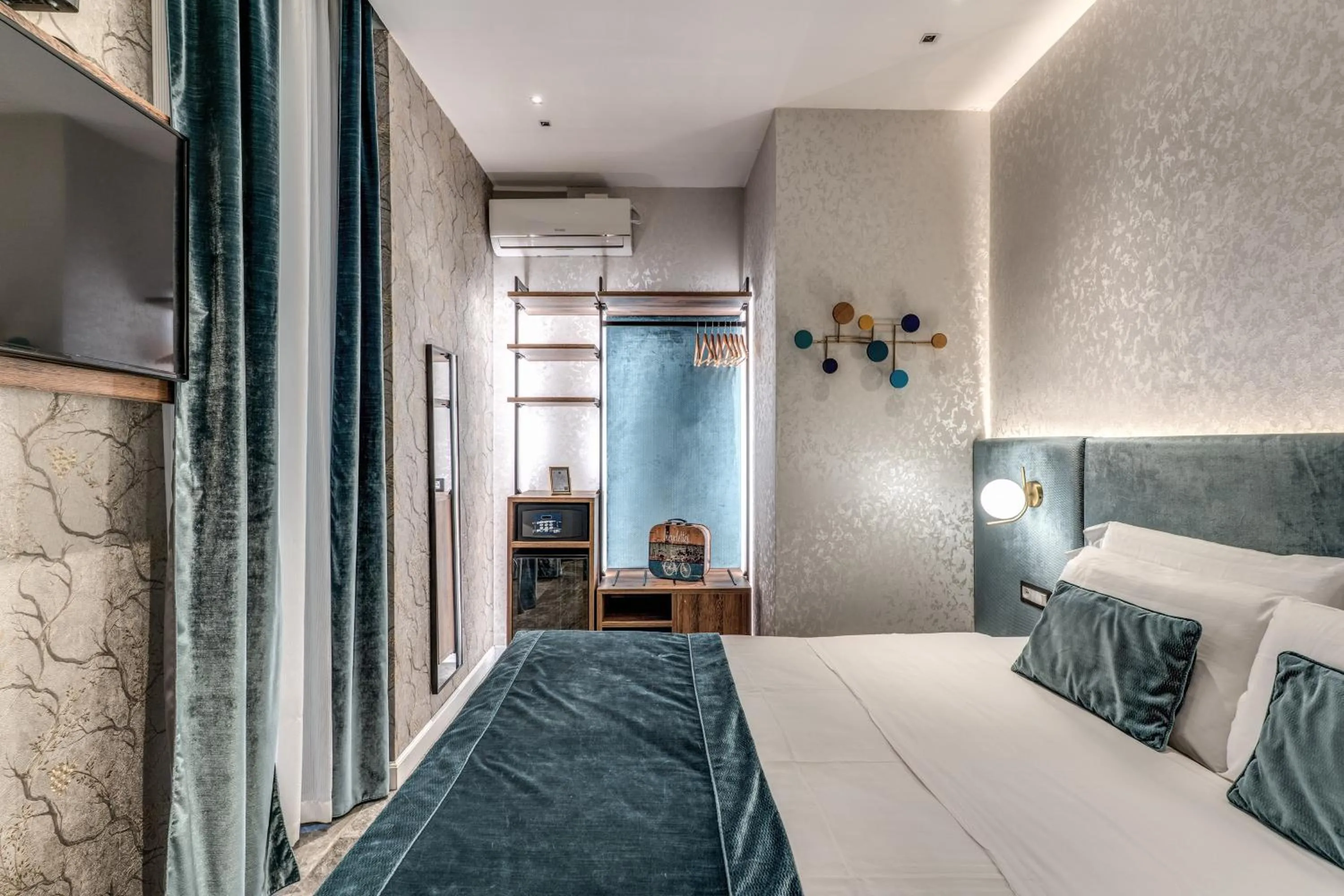 Photo of the whole room, Bed in Apollo Boutique Hotel