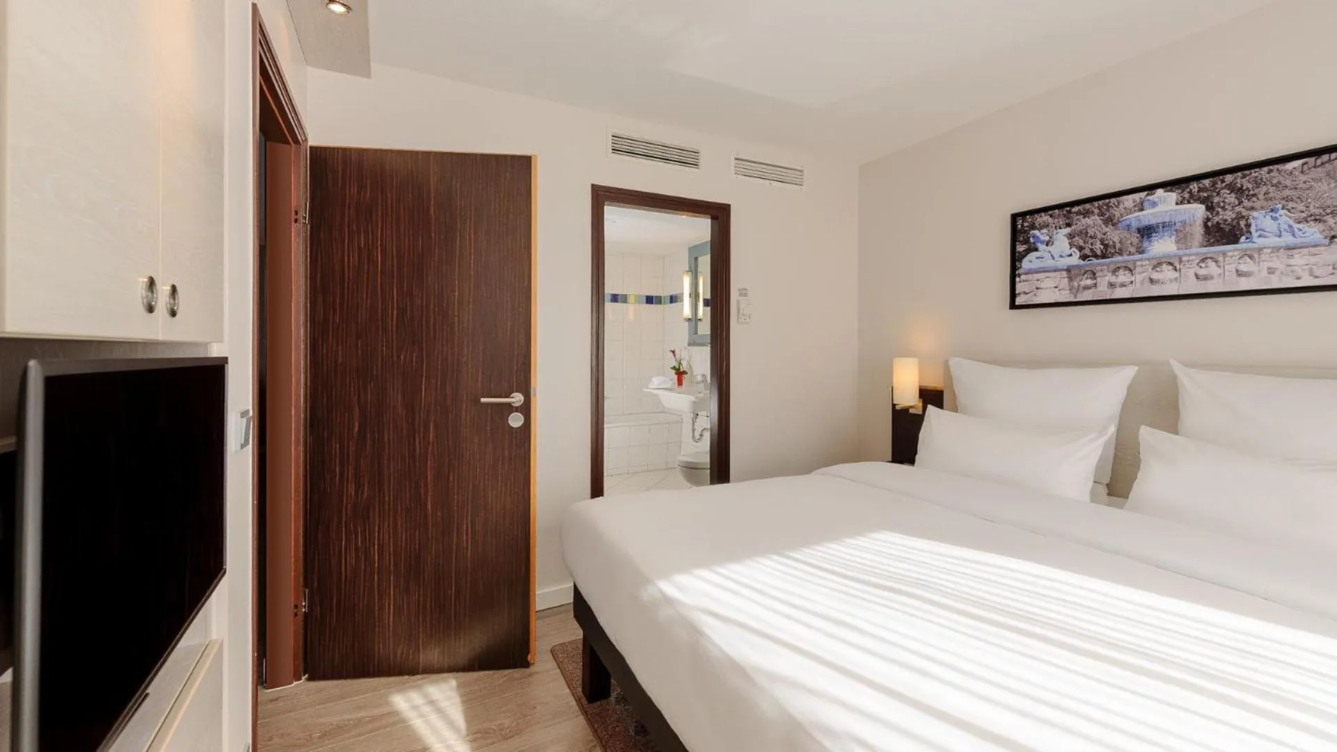 Photo of the whole room, Bed in Mercure Hotel München Süd Messe