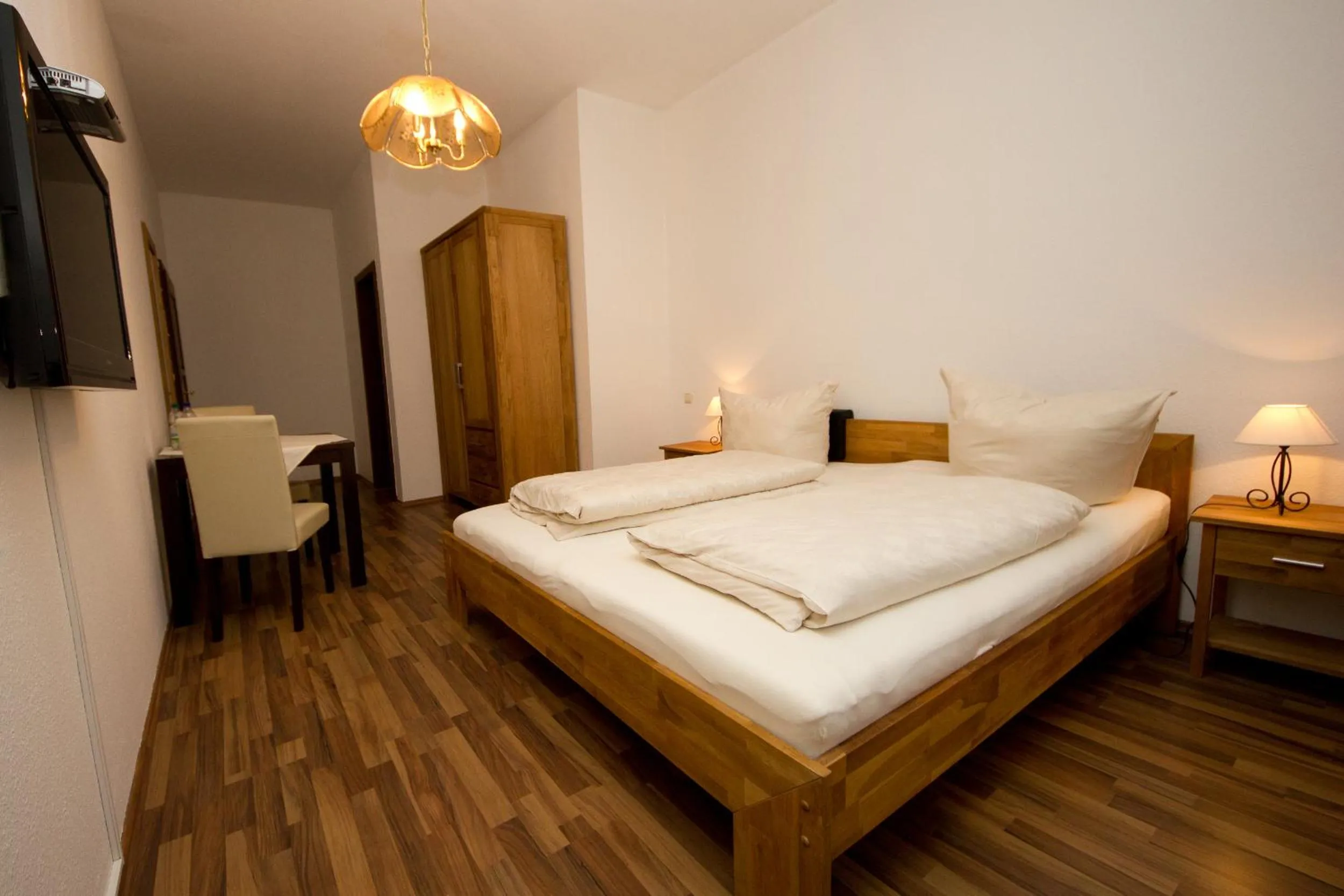 Photo of the whole room, Bed in Hotel Garni Am Klostermarkt