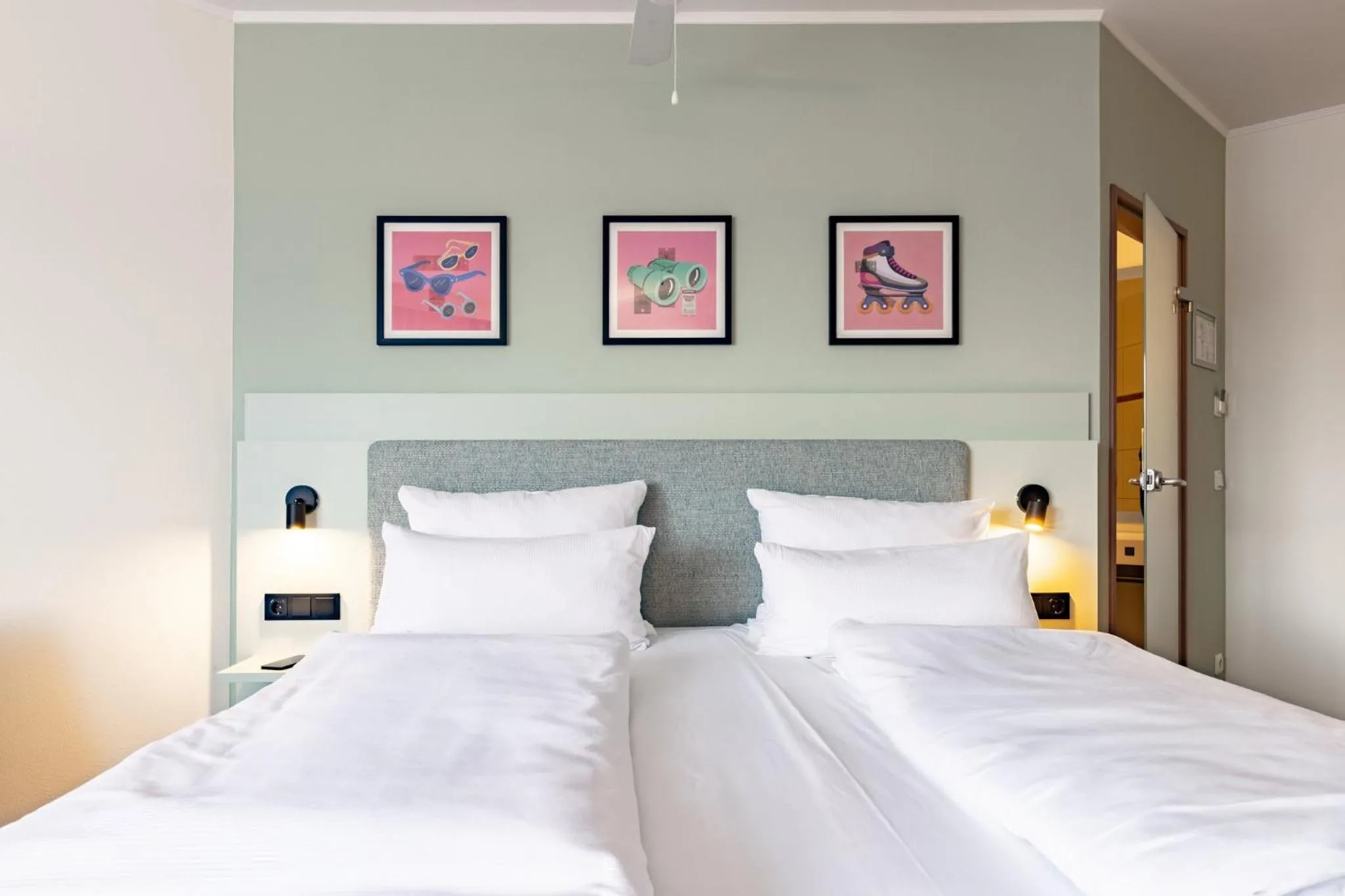 Photo of the whole room, Bed in Garner Hotel Oberhausen