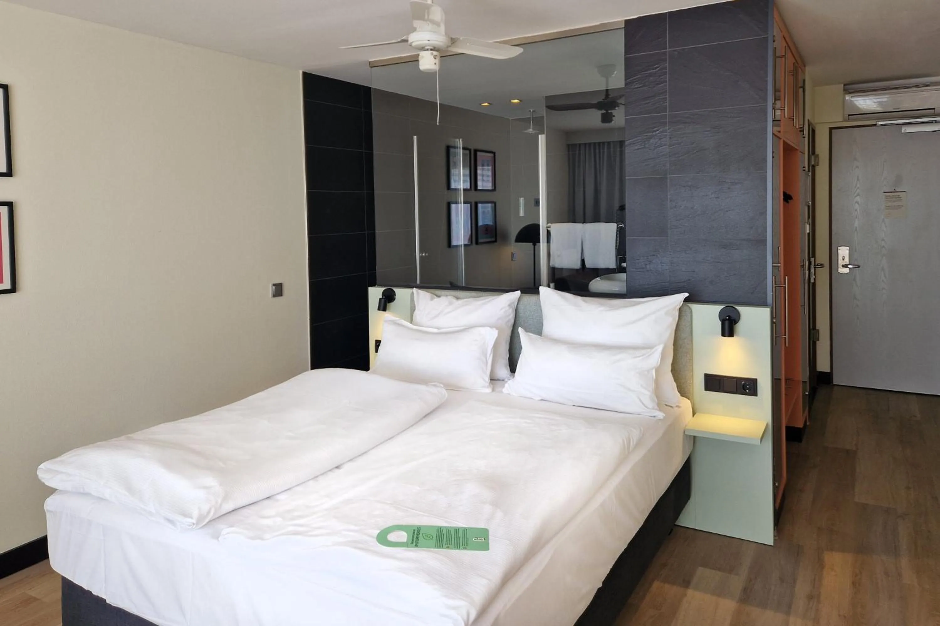 Photo of the whole room, Bed in Garner Hotel Oberhausen