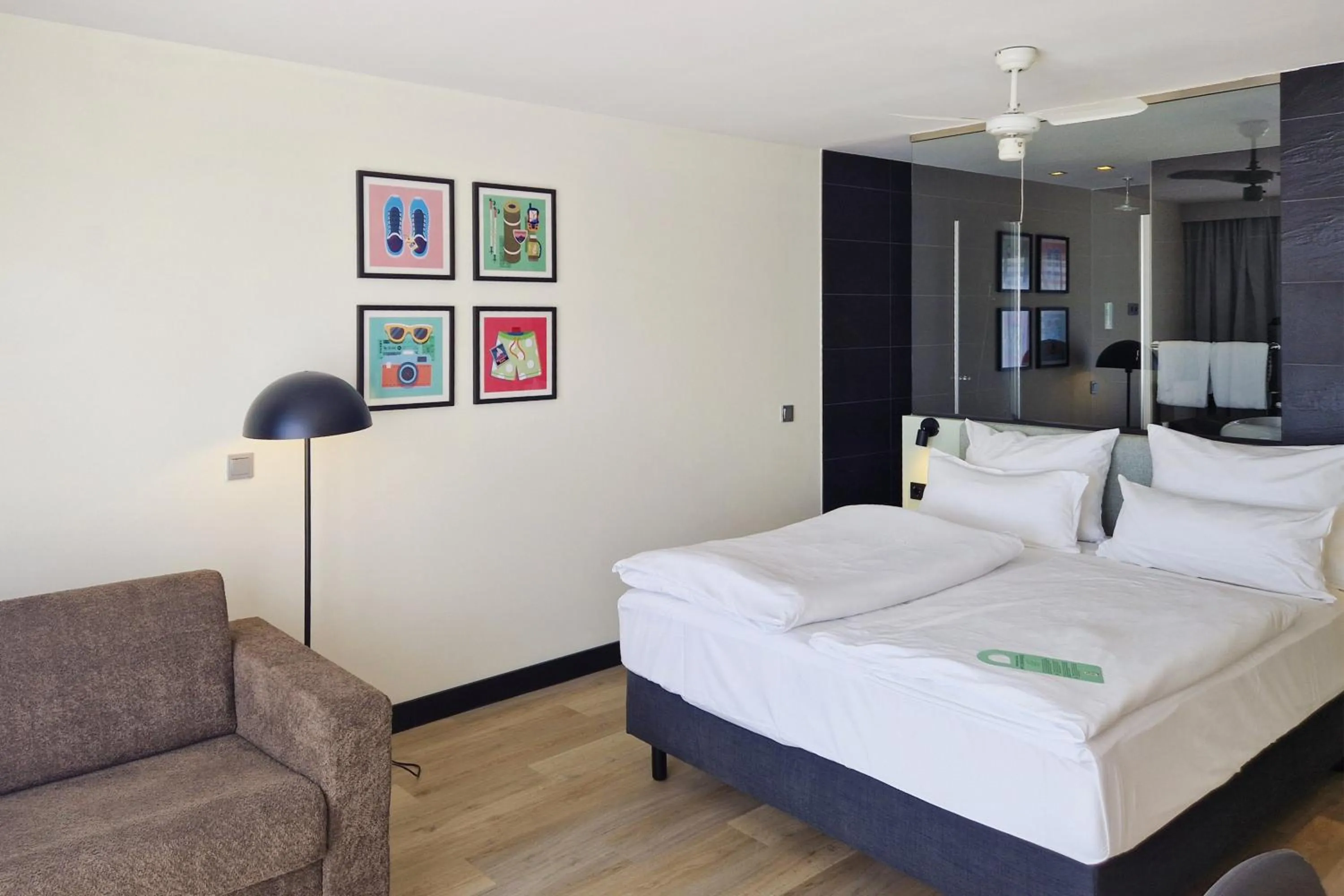 Photo of the whole room, Bed in Garner Hotel Oberhausen