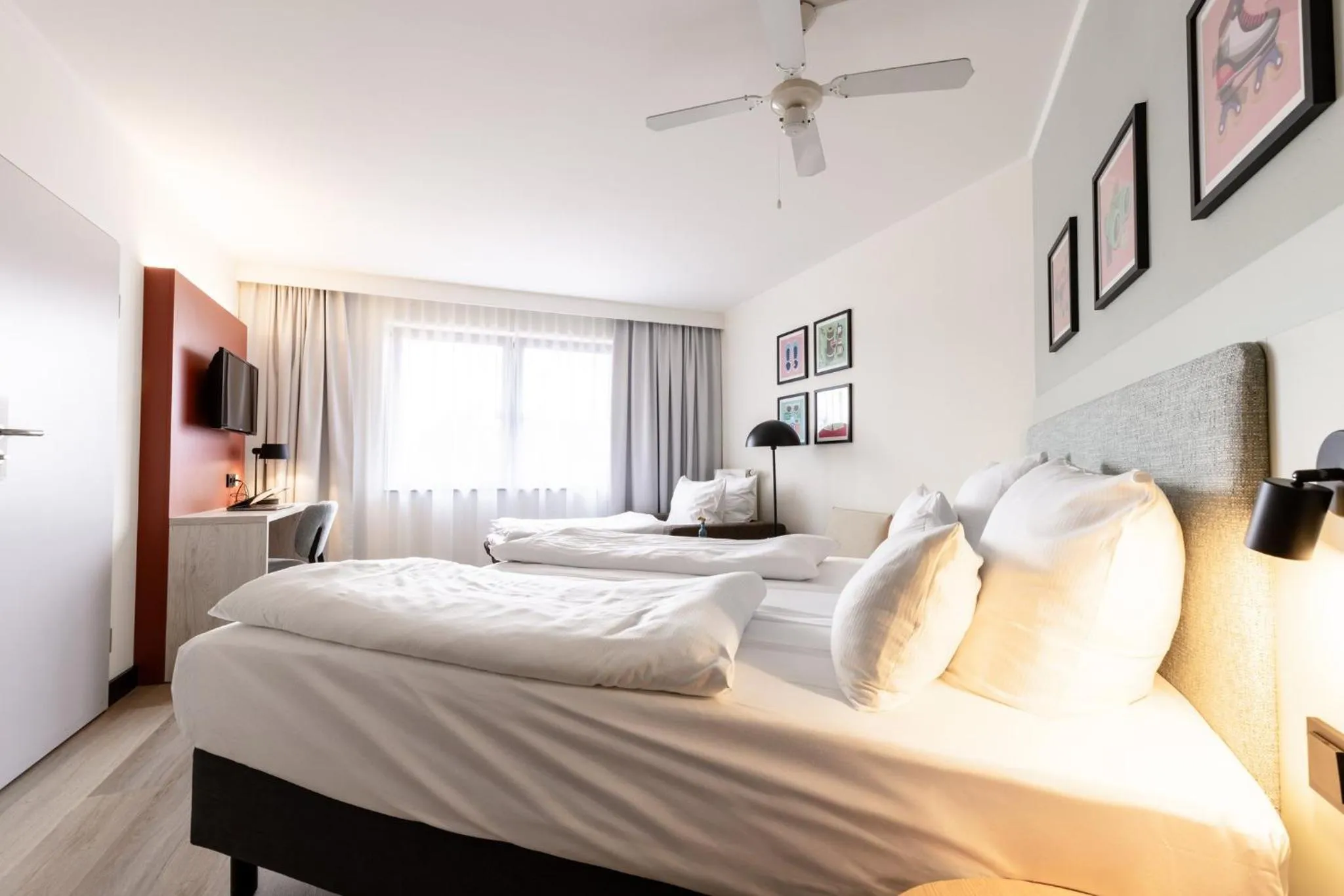 Photo of the whole room, Bed in Garner Hotel Oberhausen