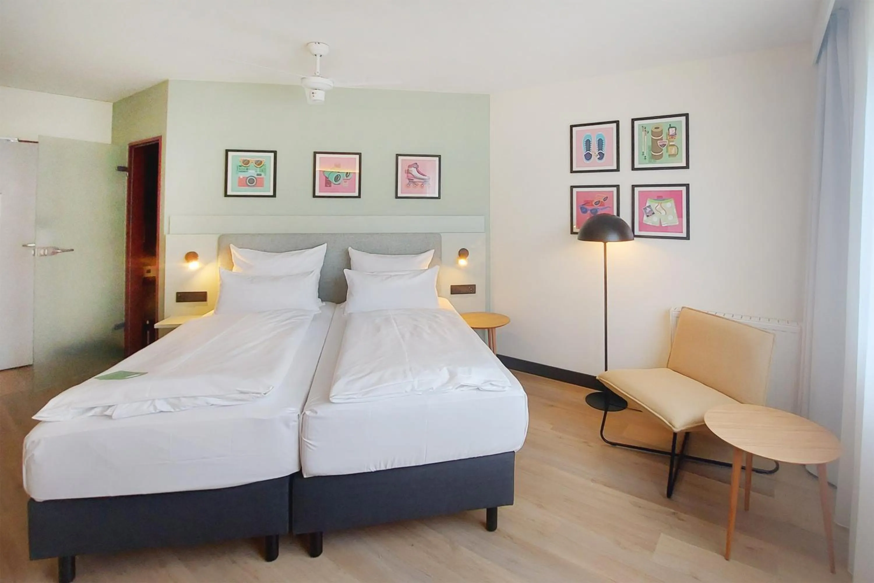 Photo of the whole room, Bed in Garner Hotel Oberhausen