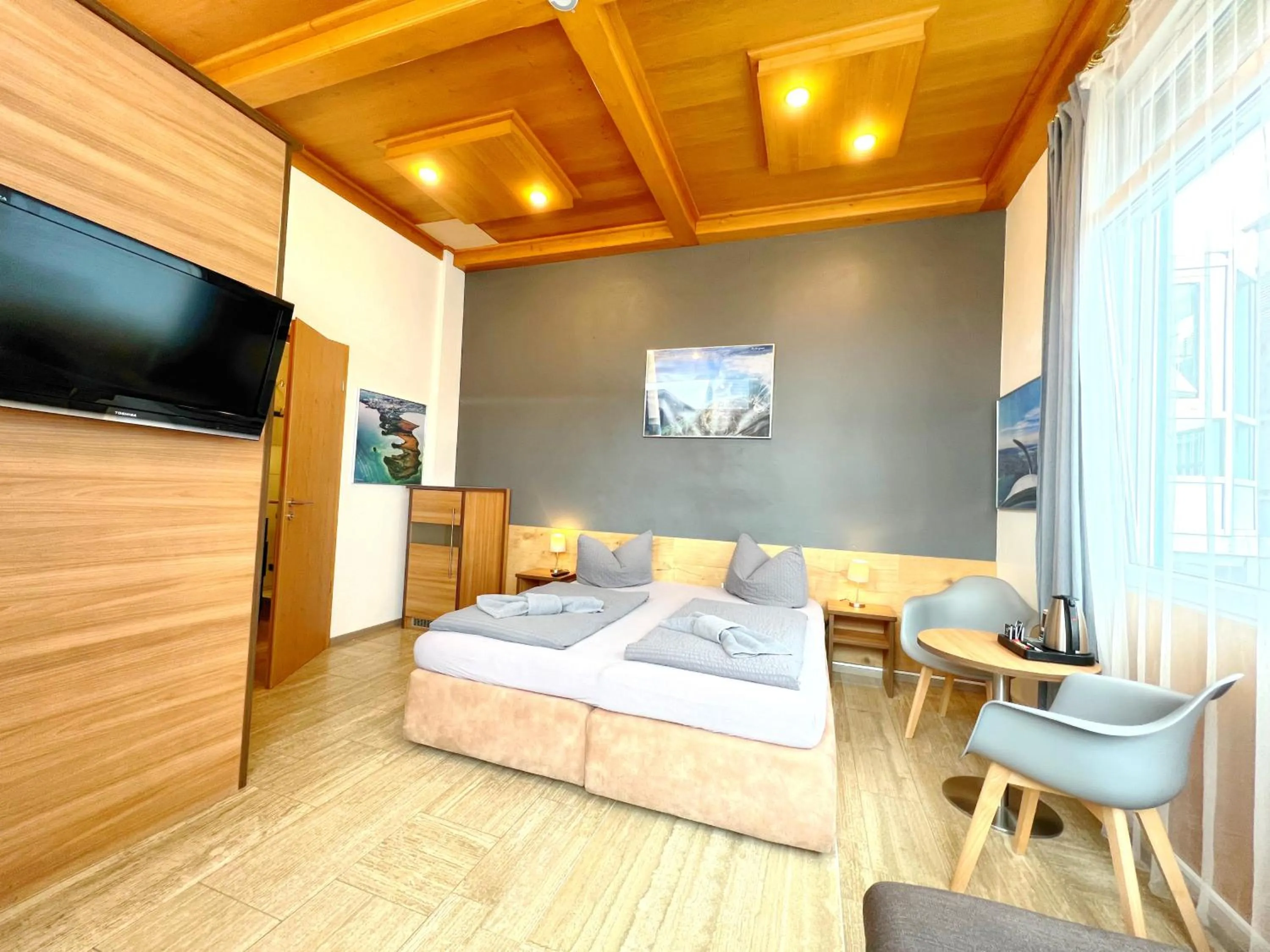 Photo of the whole room, Bed in BnB Fliegerhaeusle Hagnau 24h Self Check In