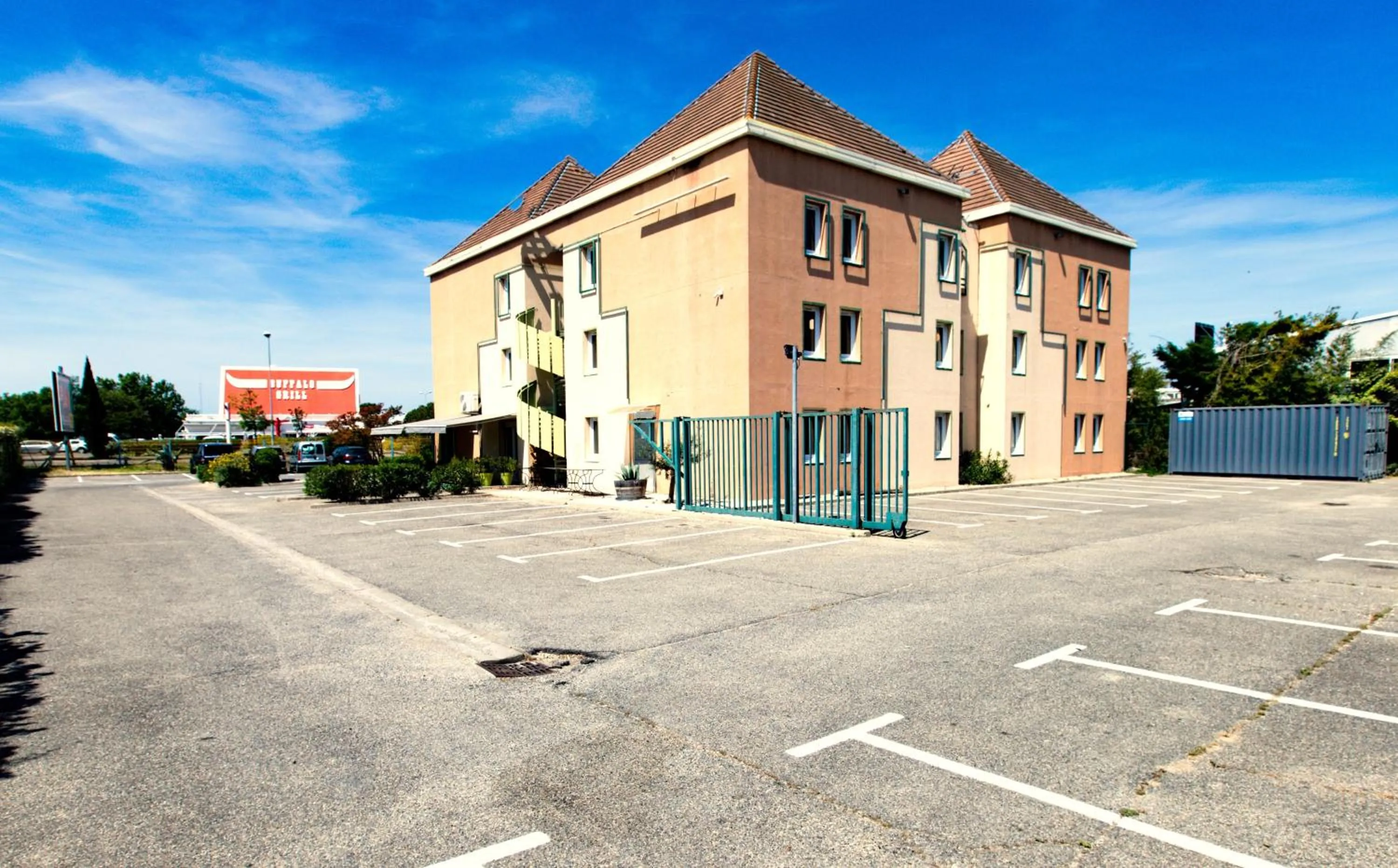 Property building in Face West Le Pontet