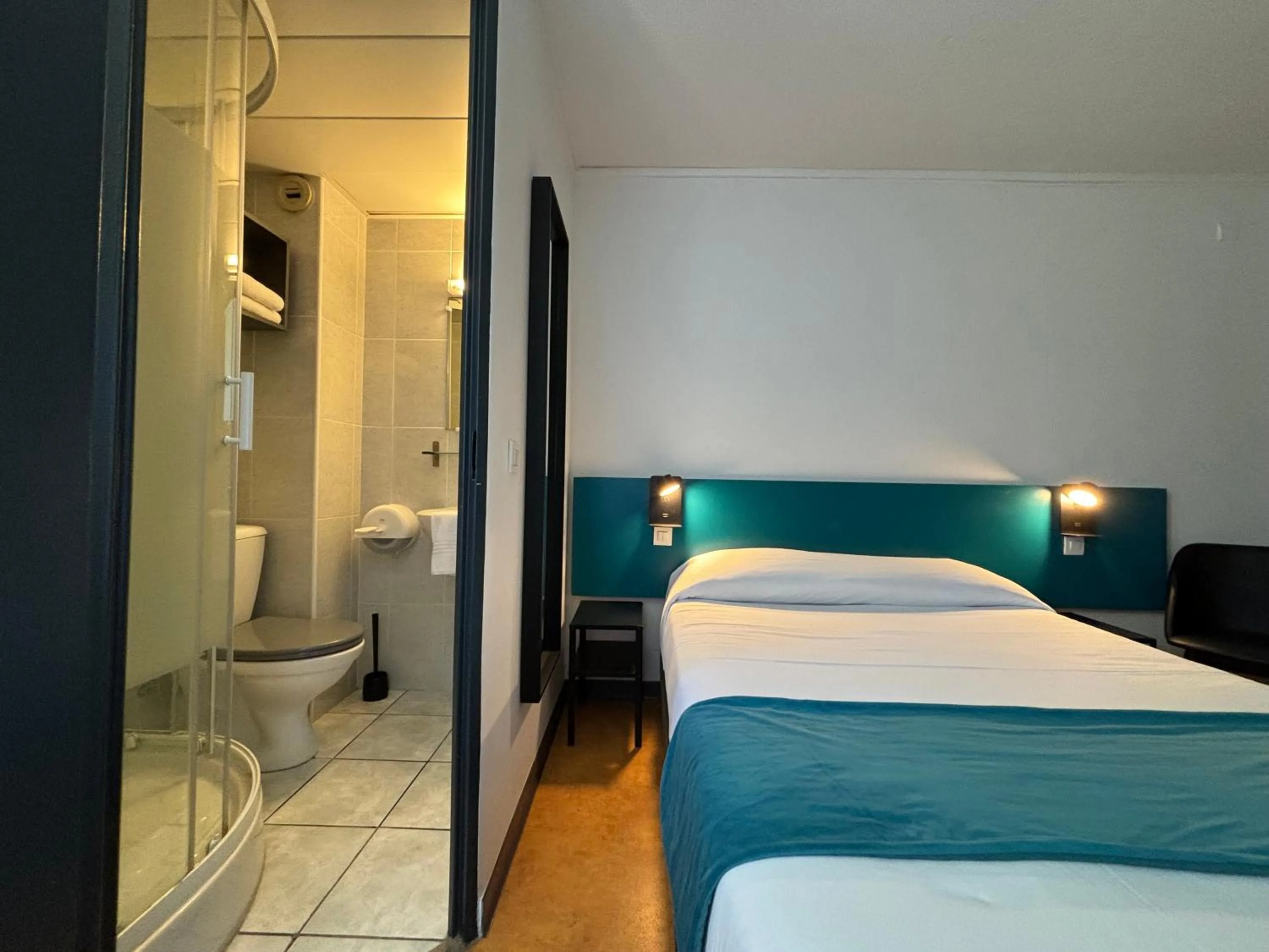 Photo of the whole room, Bed in Face West Le Pontet