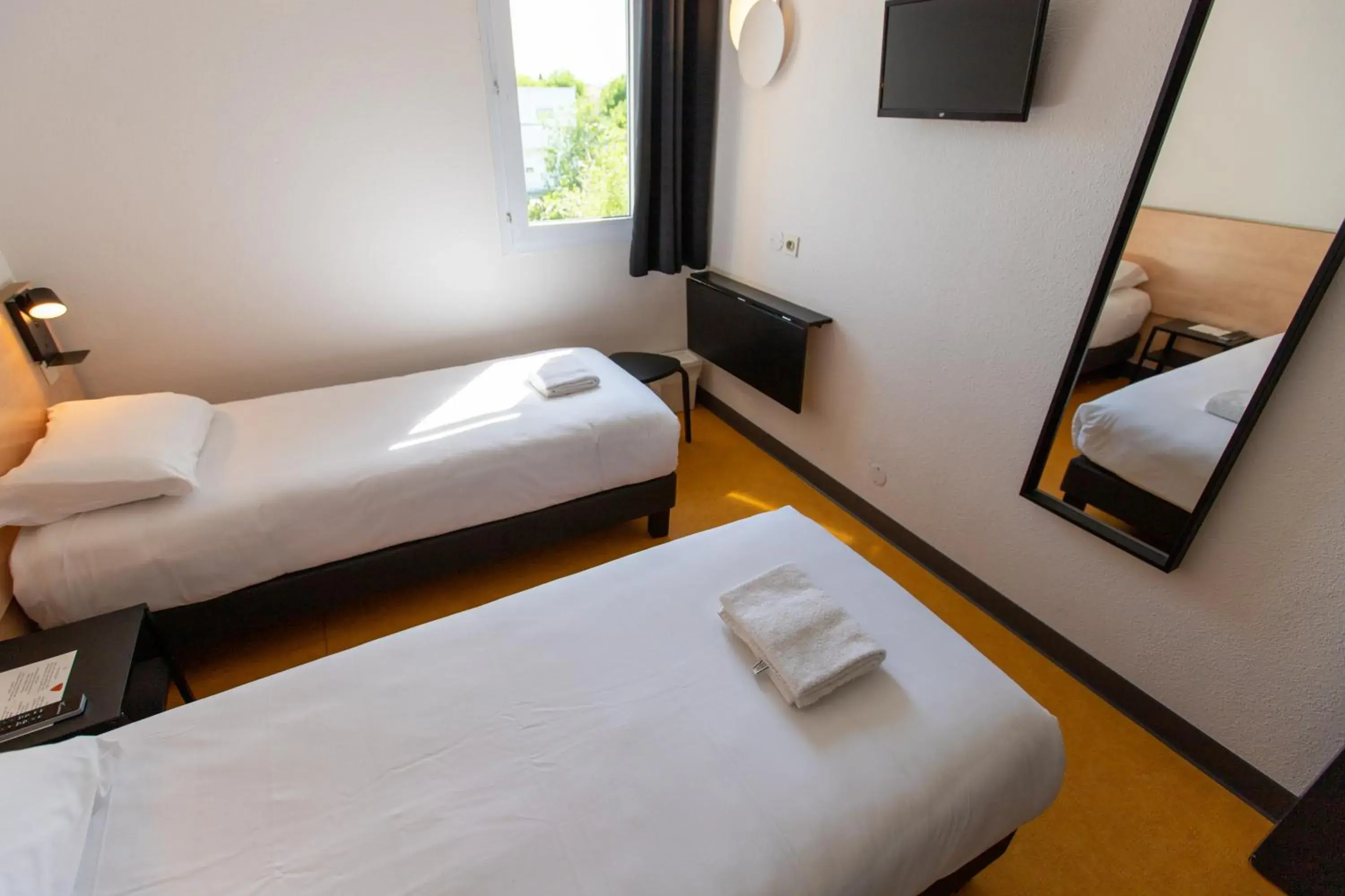 Standard Twin Room in Face West Le Pontet Standard Twin Room in Face West Le Pontet