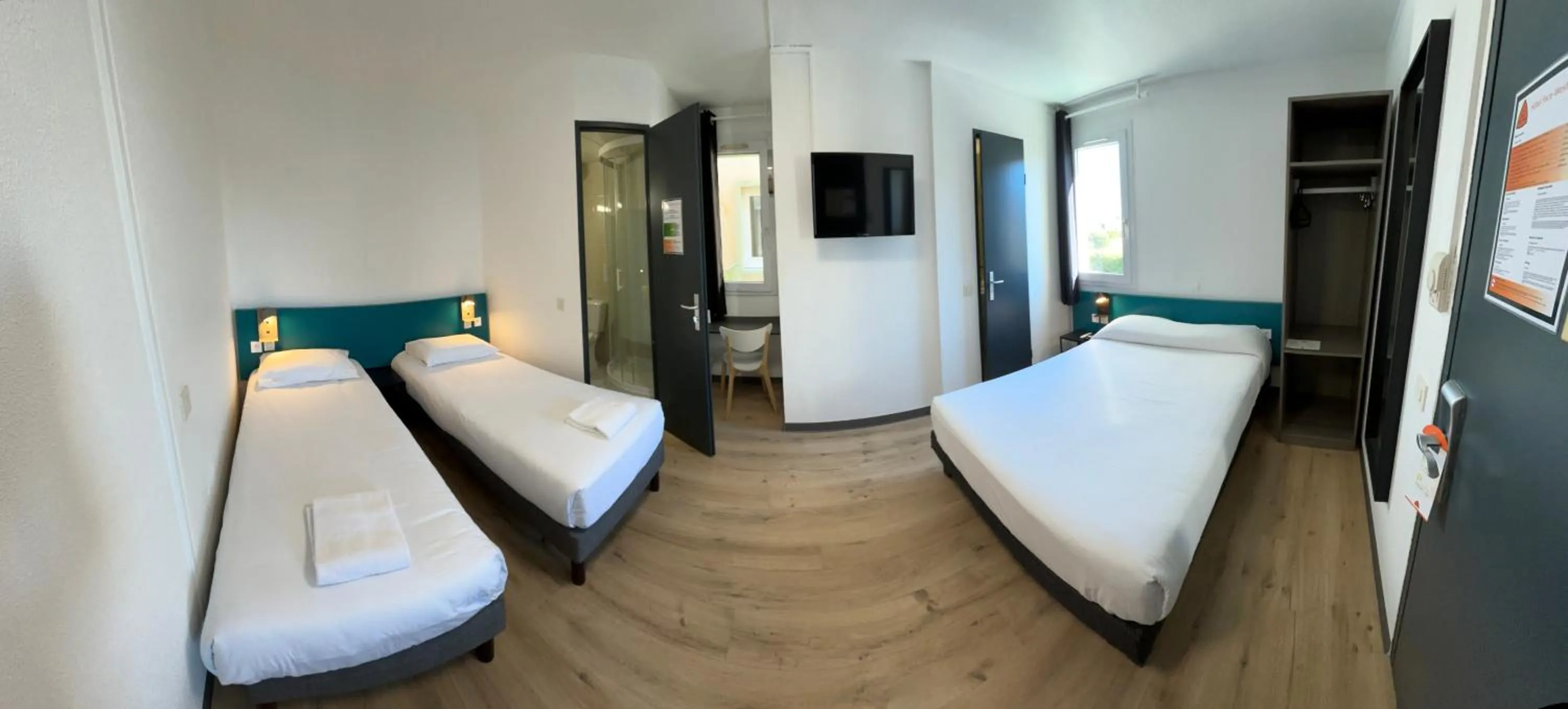 Photo of the whole room, Bed in Face West Le Pontet