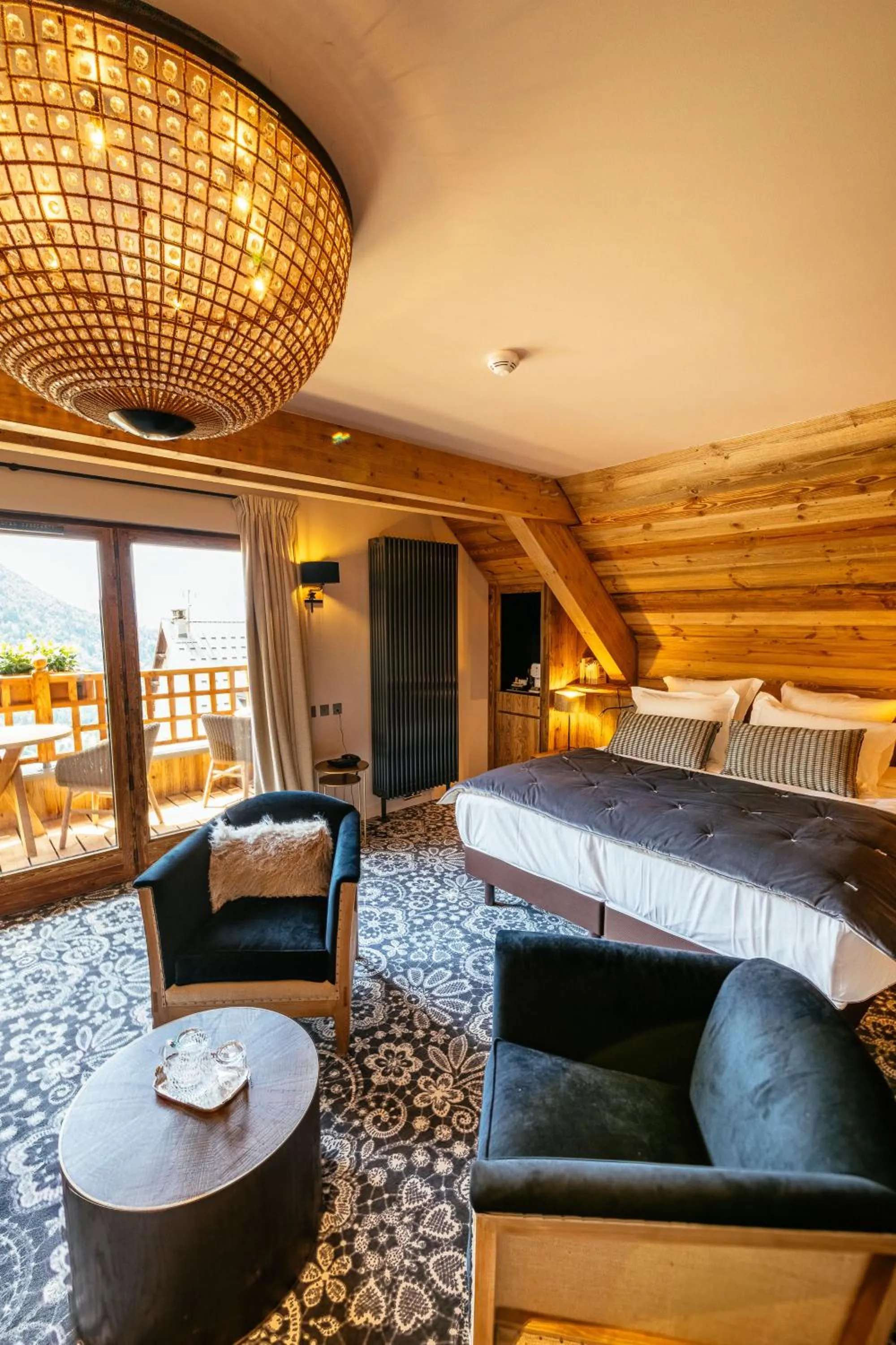 Living room, Bed in Hotel Le V de Vaujany