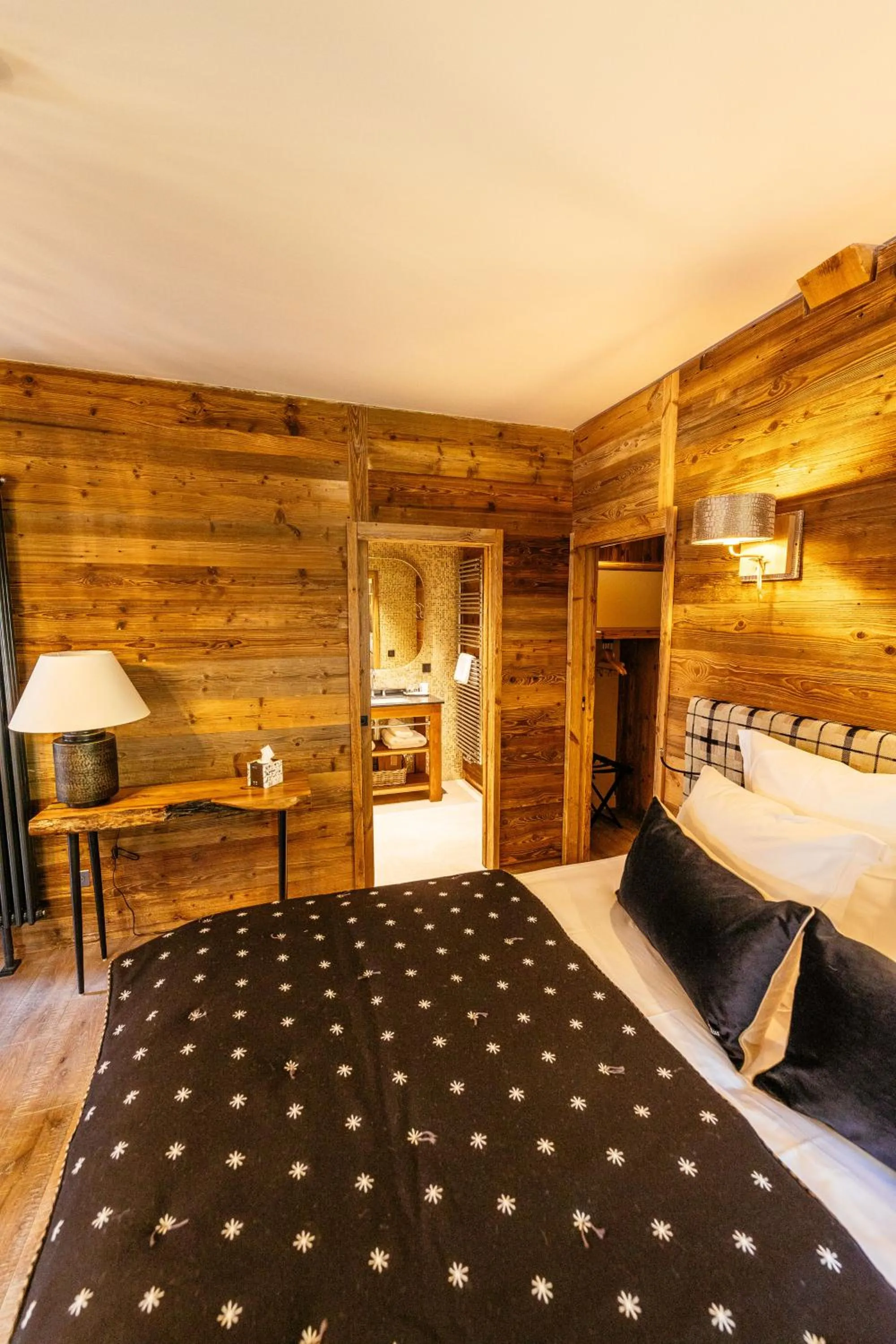 Shower, Bed in Hotel Le V de Vaujany
