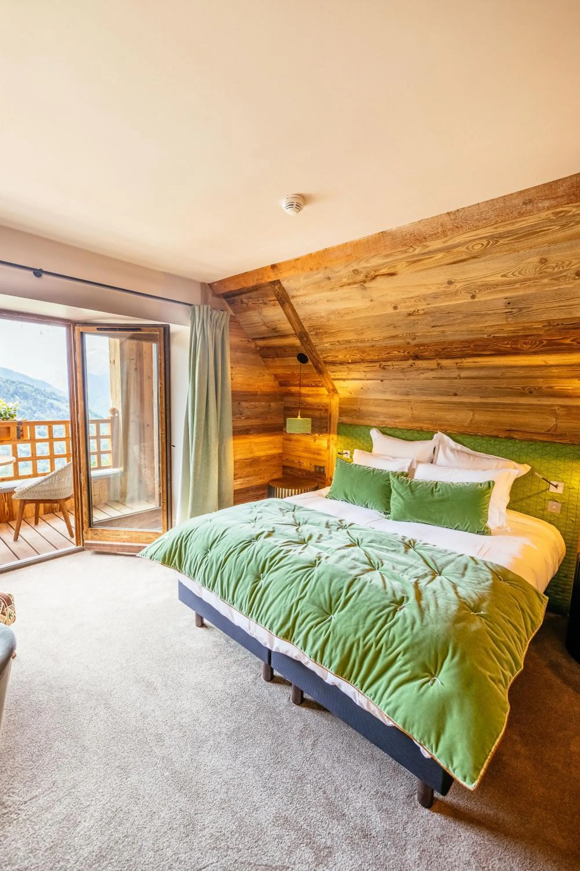 Balcony/Terrace, Bed in Hotel Le V de Vaujany