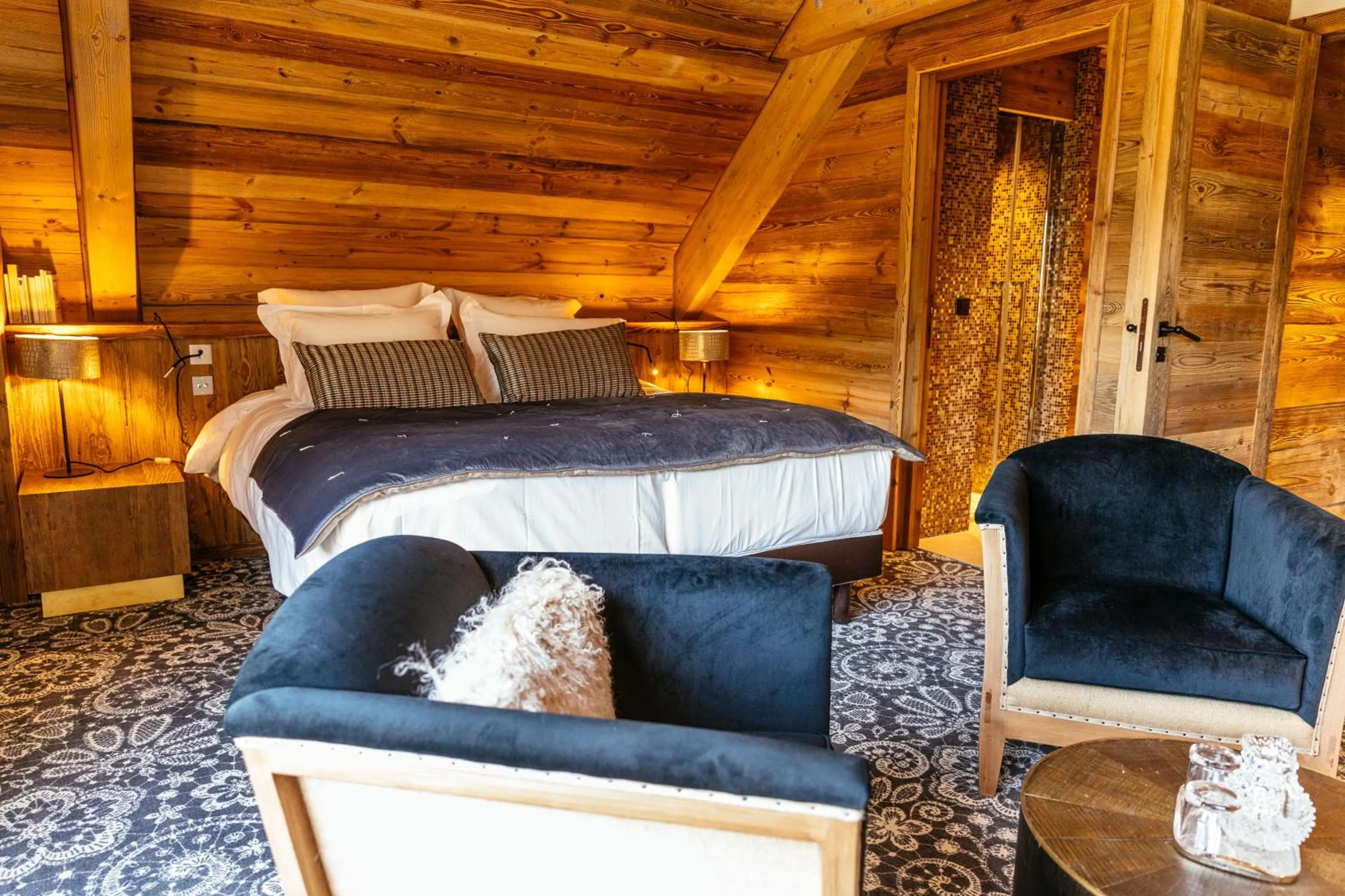Living room, Bed in Hotel Le V de Vaujany