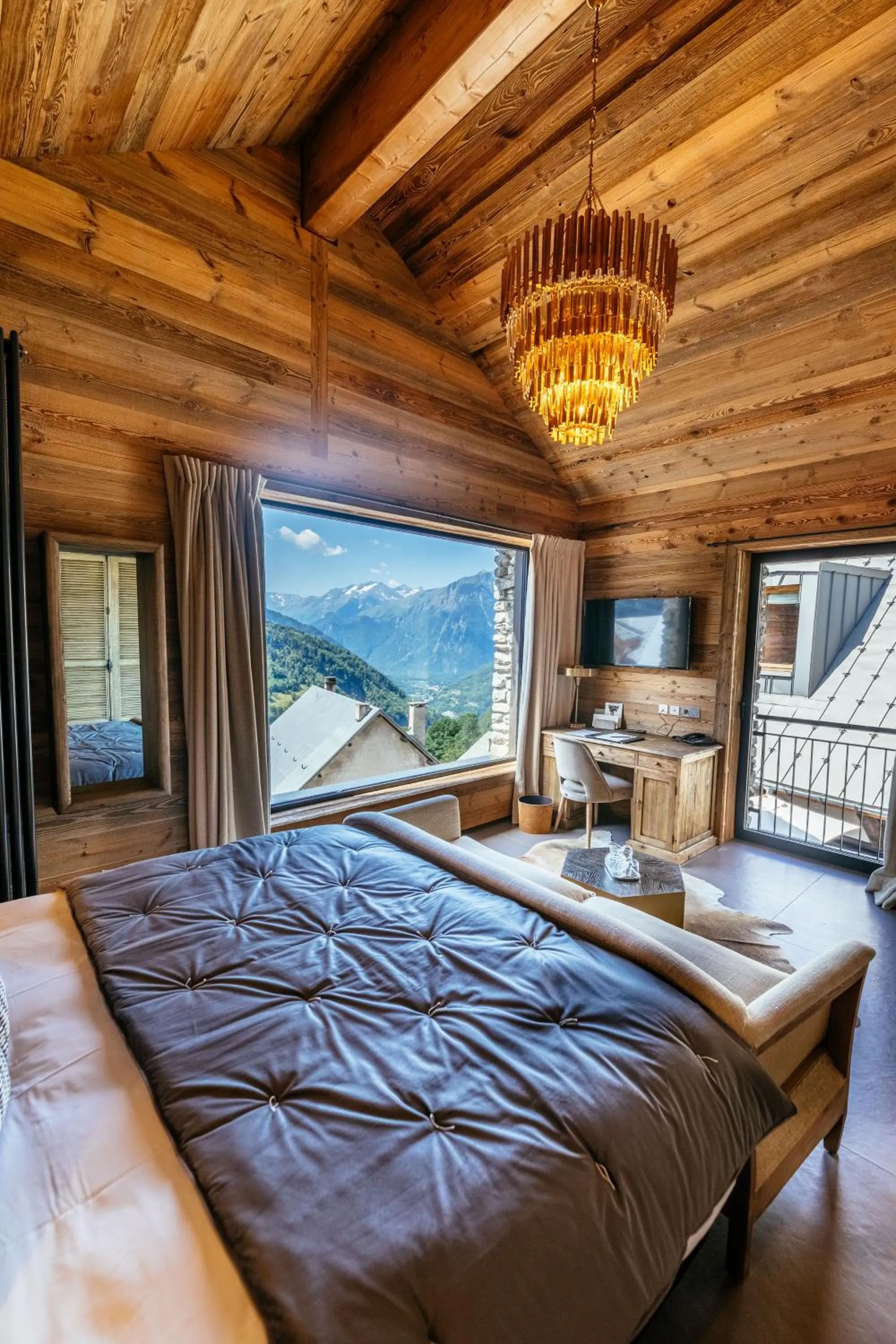 Living room, Bed in Hotel Le V de Vaujany