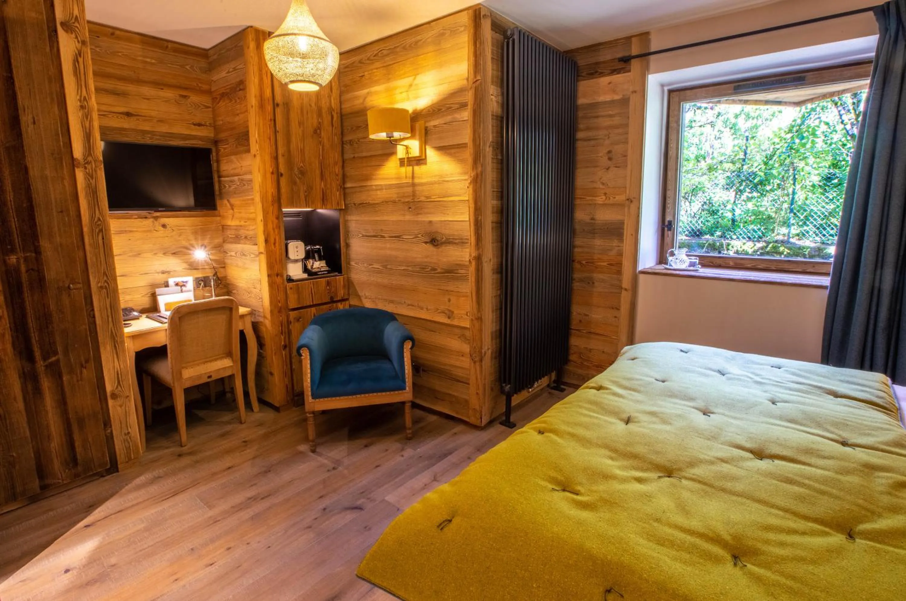 Seating area, Bed in Hotel Le V de Vaujany