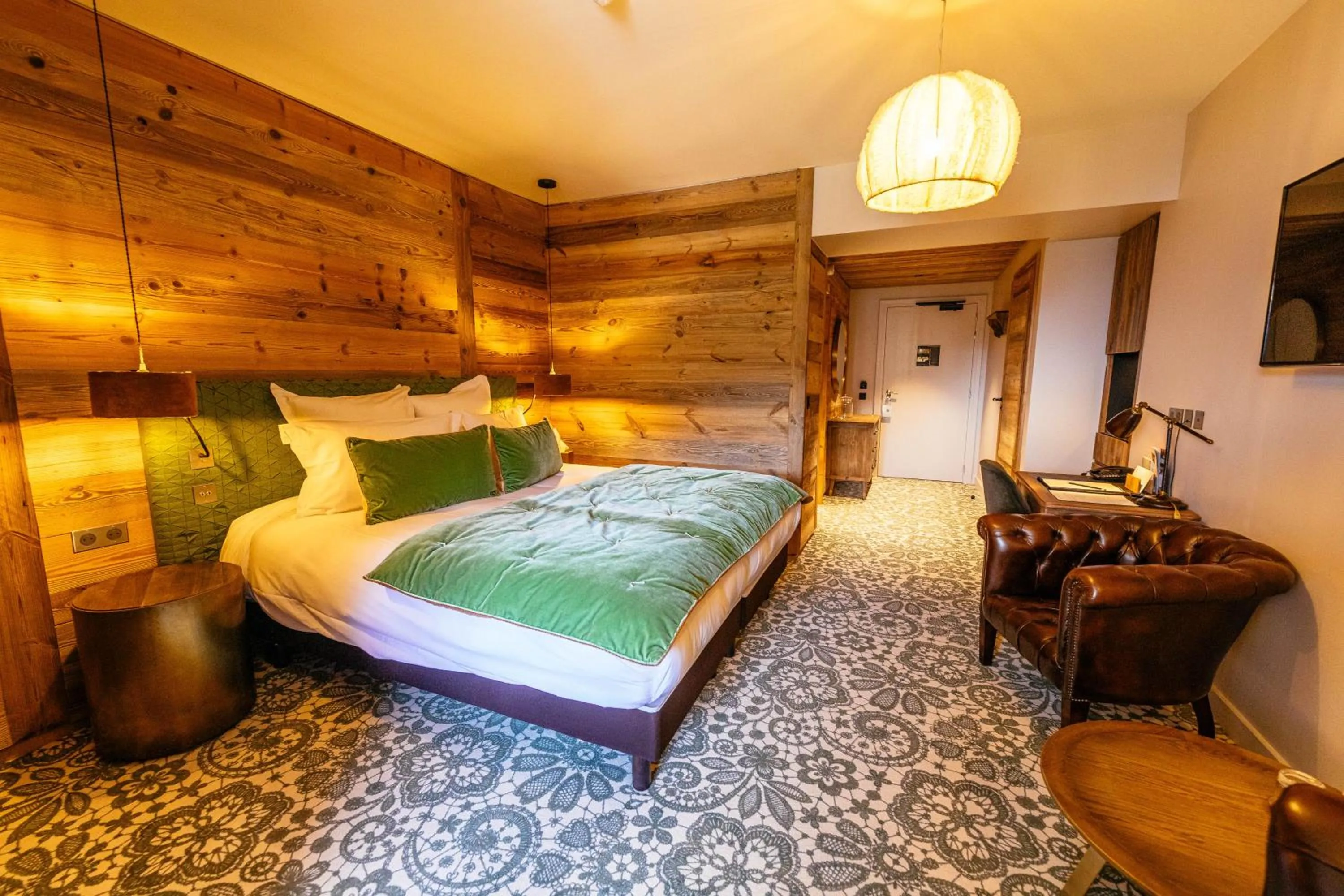 Living room, Bed in Hotel Le V de Vaujany