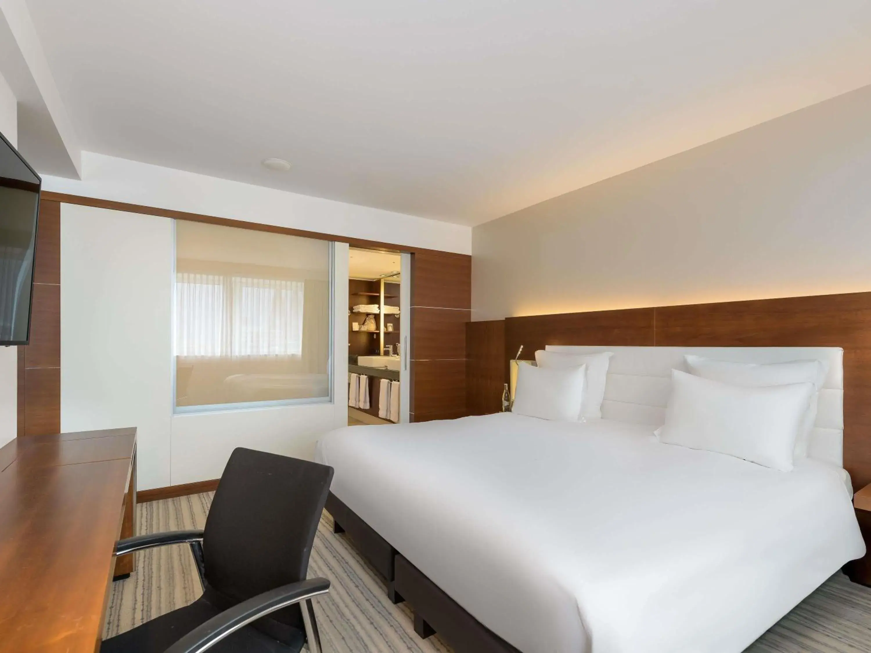 Bedroom, Bed in Pullman Cologne Bedroom, Bed in Pullman Cologne