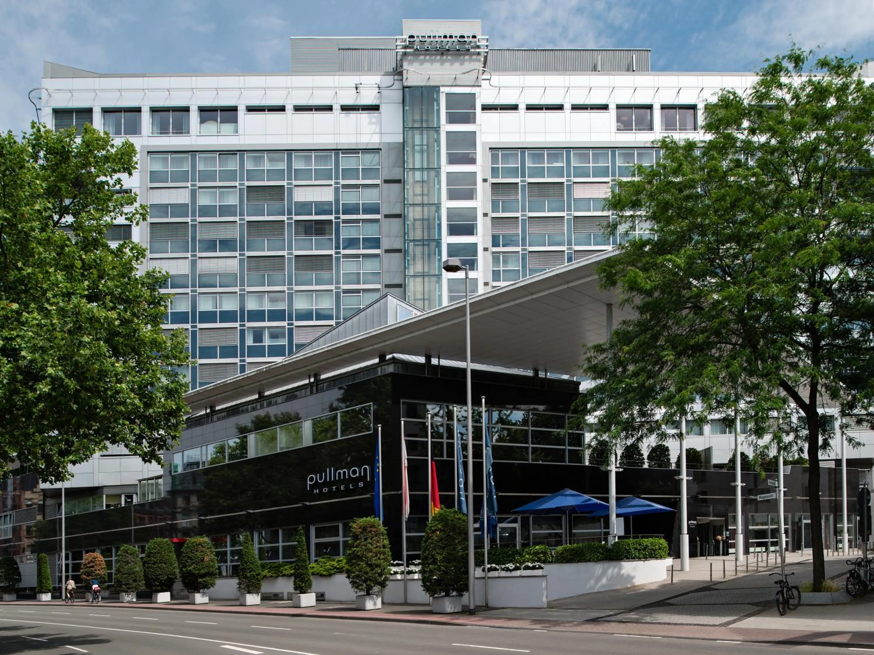 Facade/entrance in Pullman Cologne