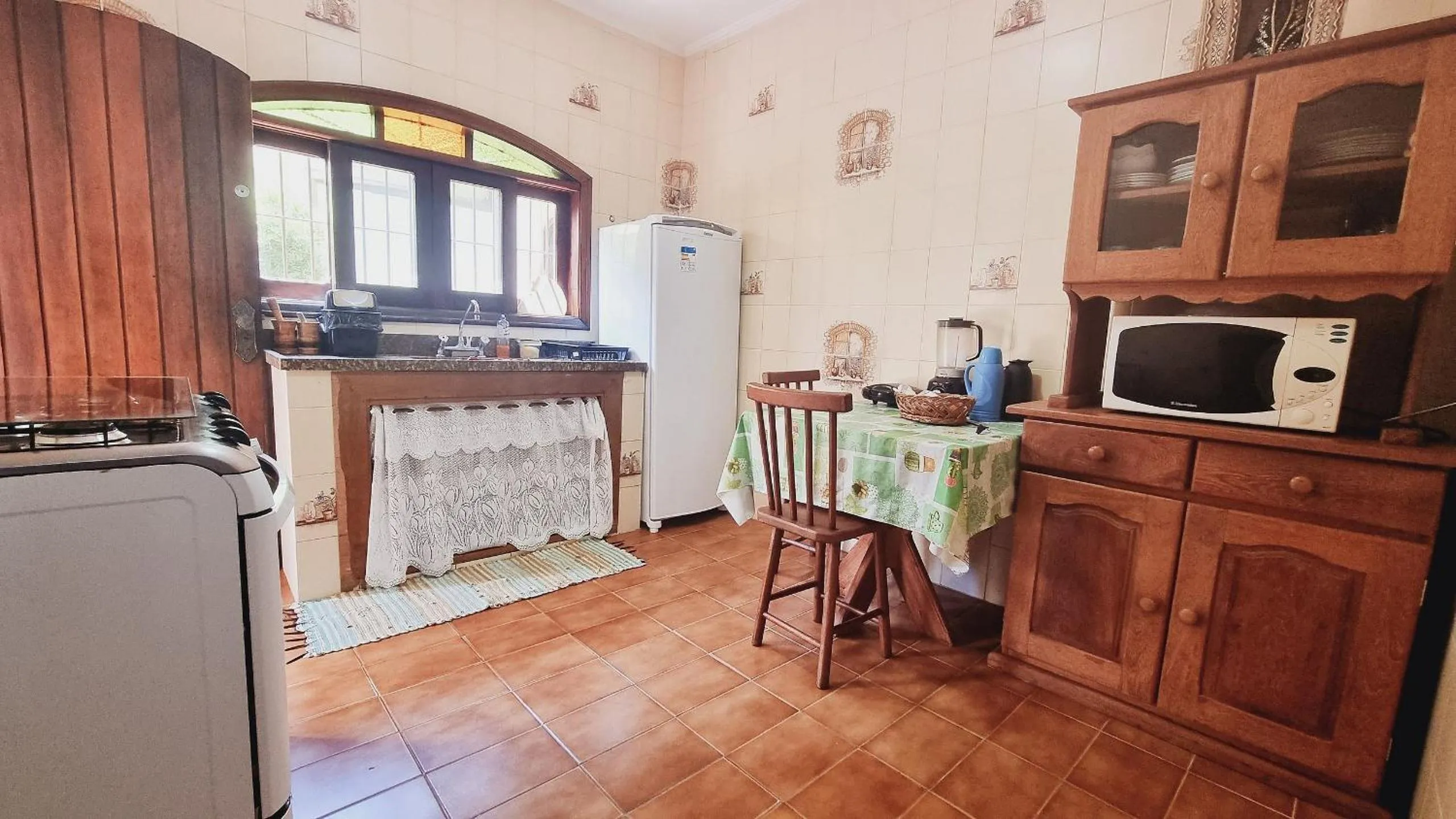 Kitchen or kitchenette in Elegante com lareira, Piscina, Área Gourmet, Bilhar, Wi-Fi, SmartTV