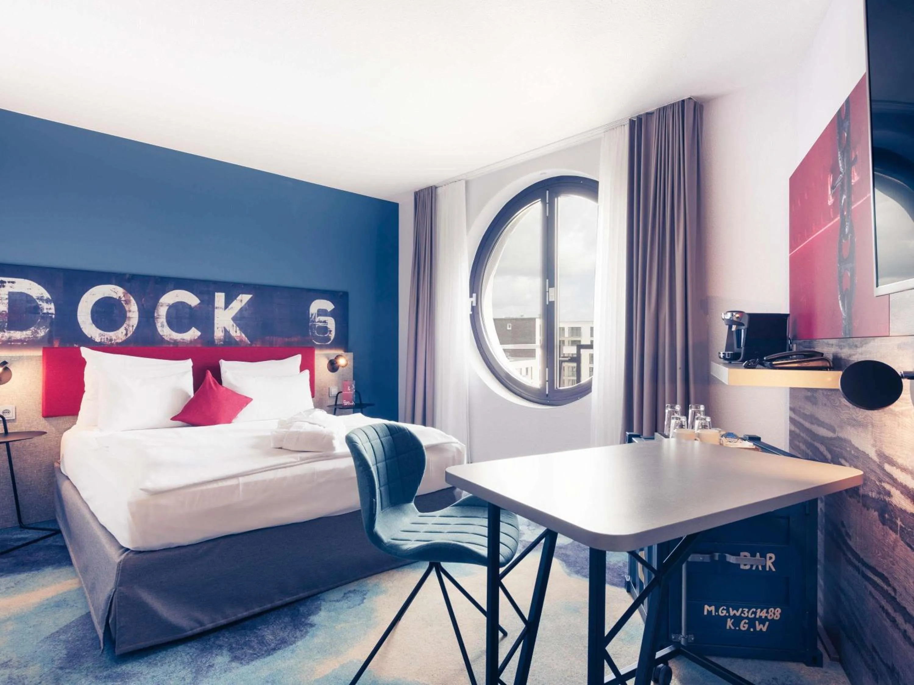 Property building, Bed in Mercure Hotel Hamburg City