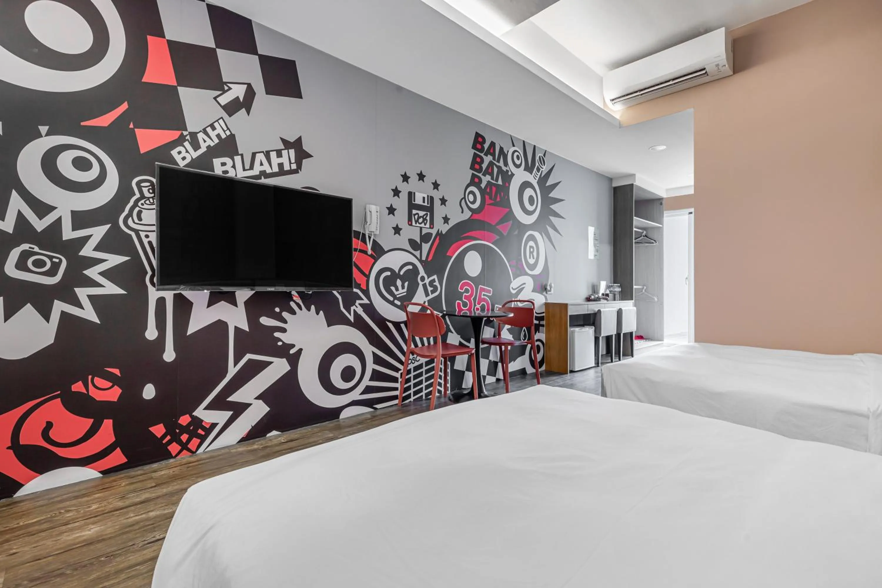 Photo of the whole room, Bed in 35.5 Inn