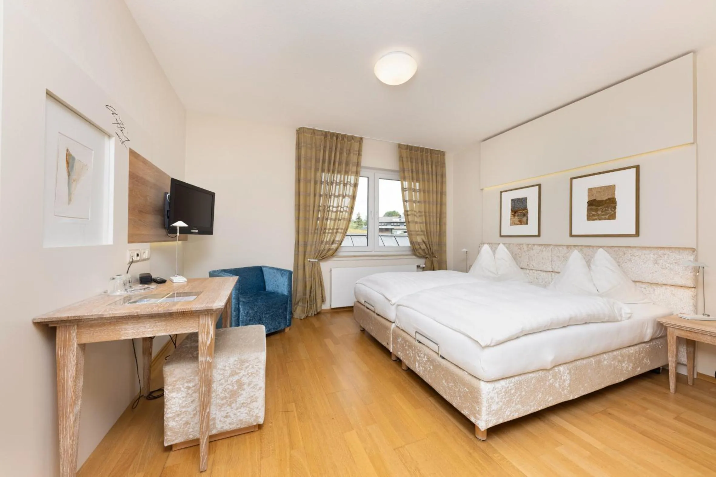 Photo of the whole room, Bed in Hotel im Auerbachtal