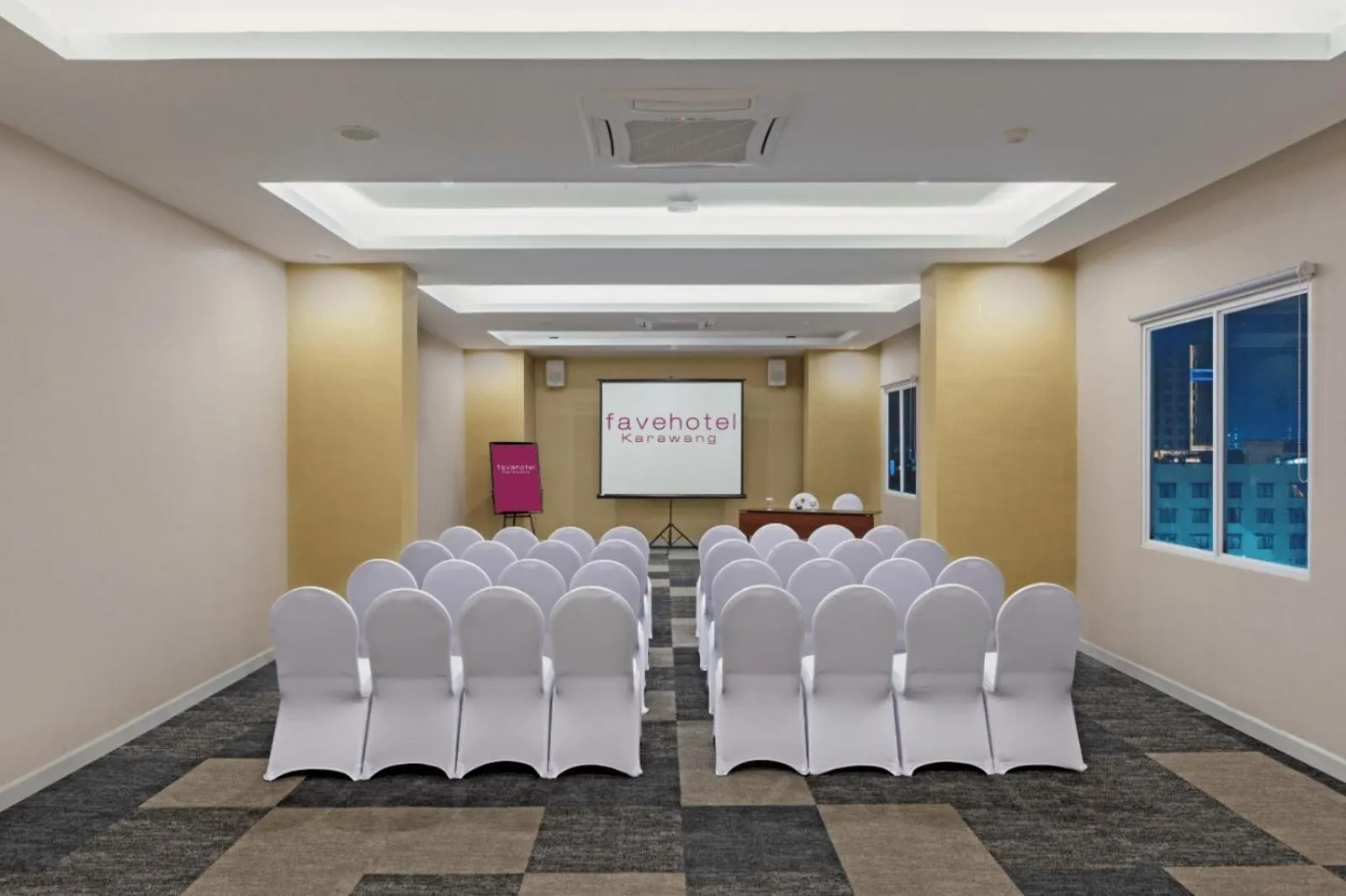 Meeting/conference room in favehotel Karawang