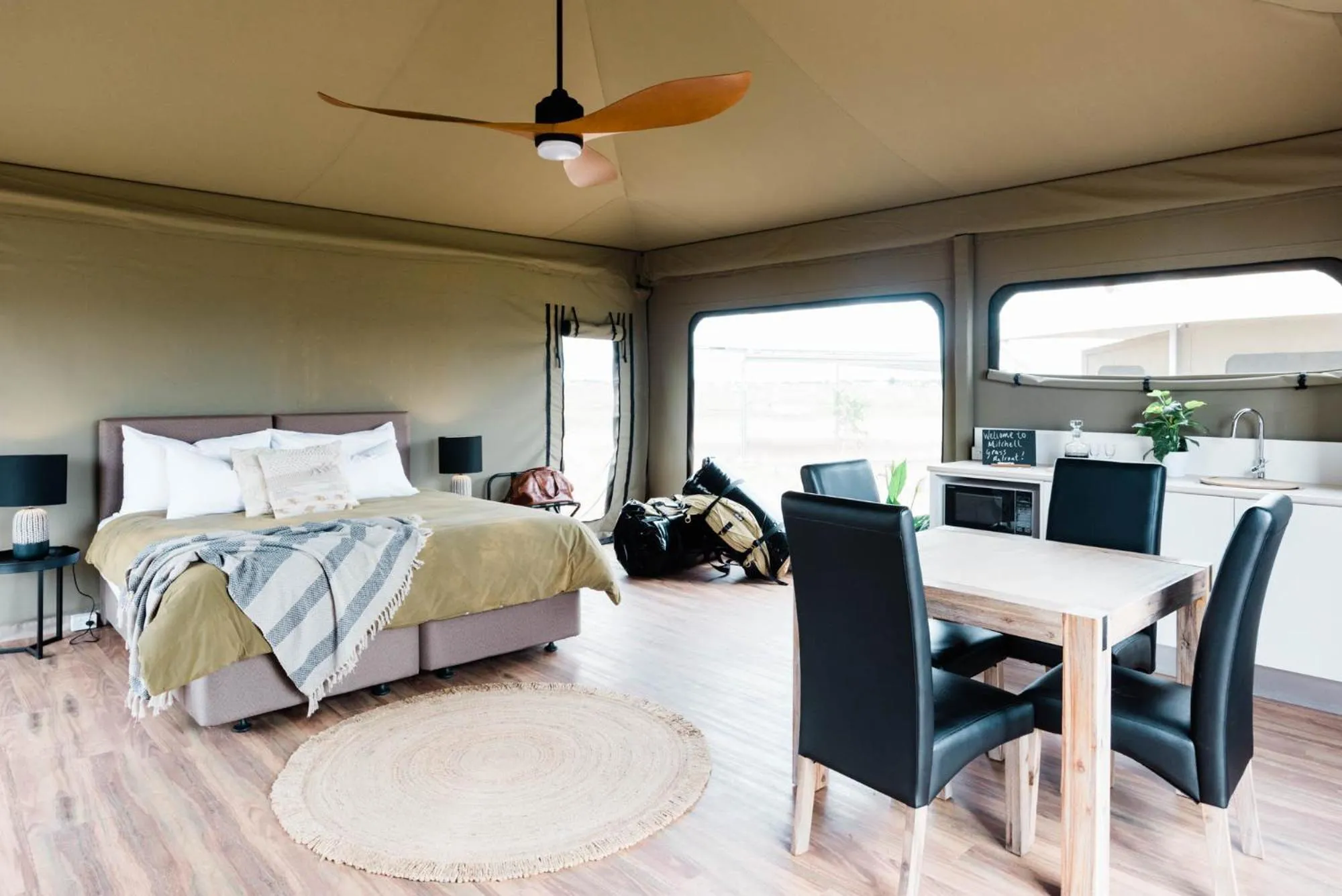 Kitchen or kitchenette, Bed in Mitchell Grass Retreat
