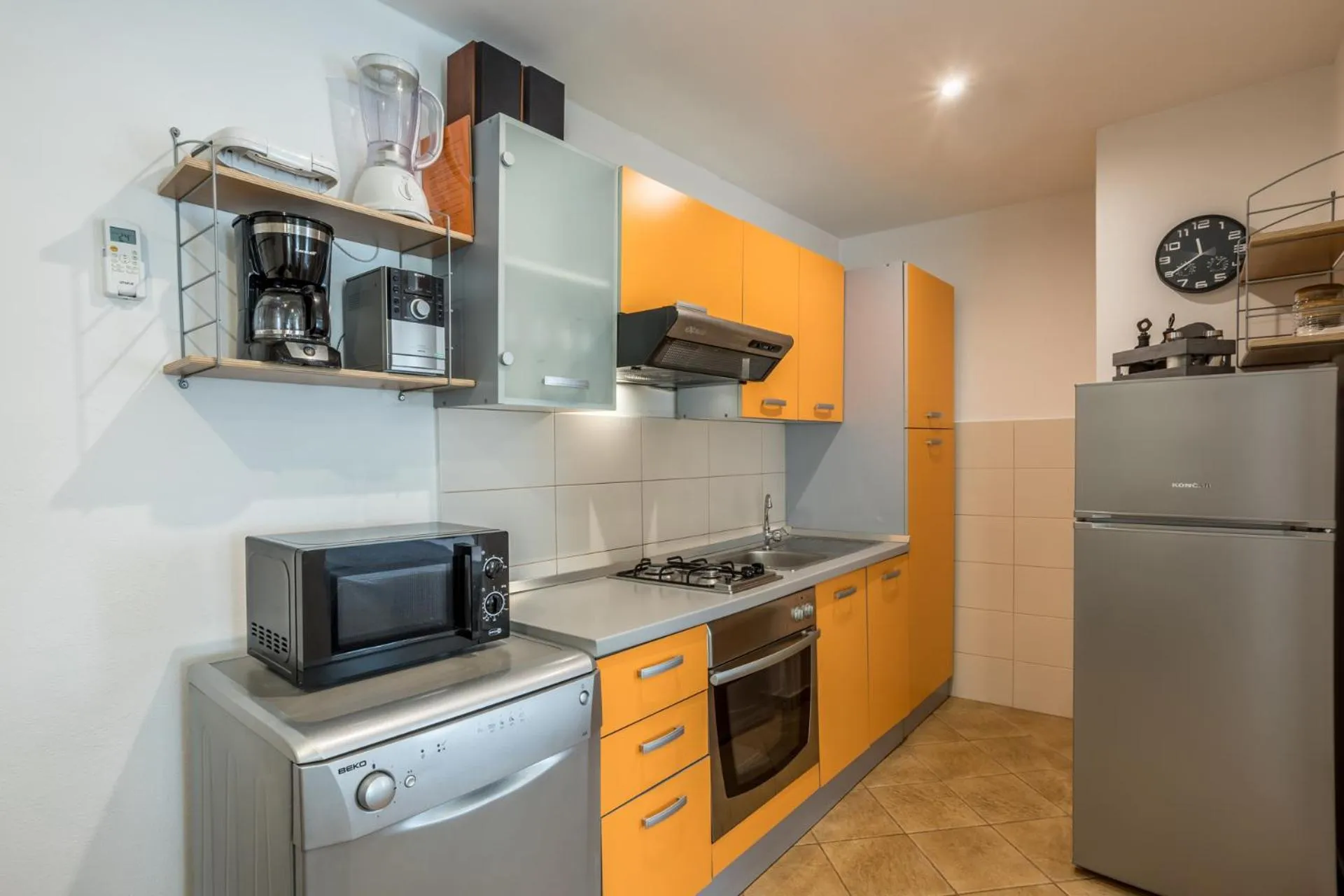 Kitchen/Kitchenette in House with big walled oliva garden