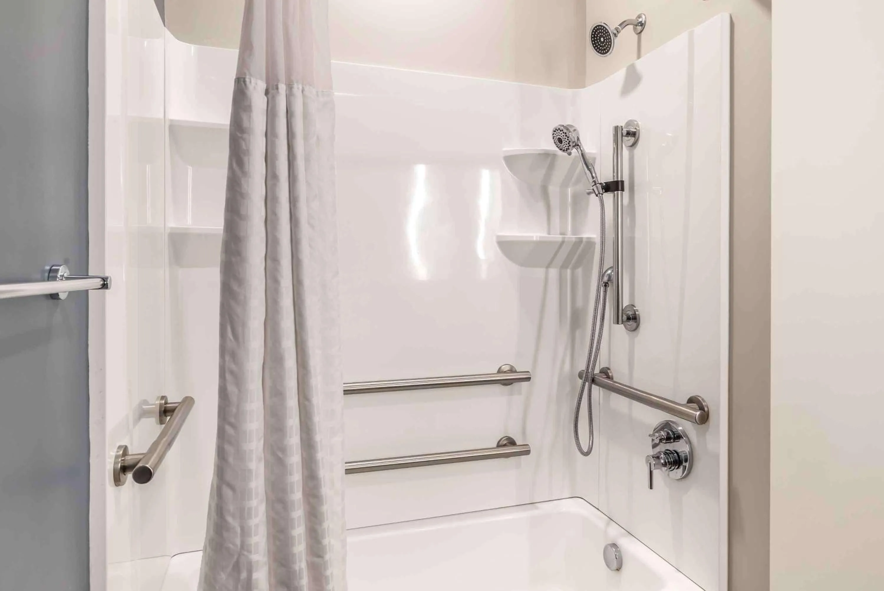 Bathroom in Extended Stay America Suites - Colonial Heights - Fort Lee