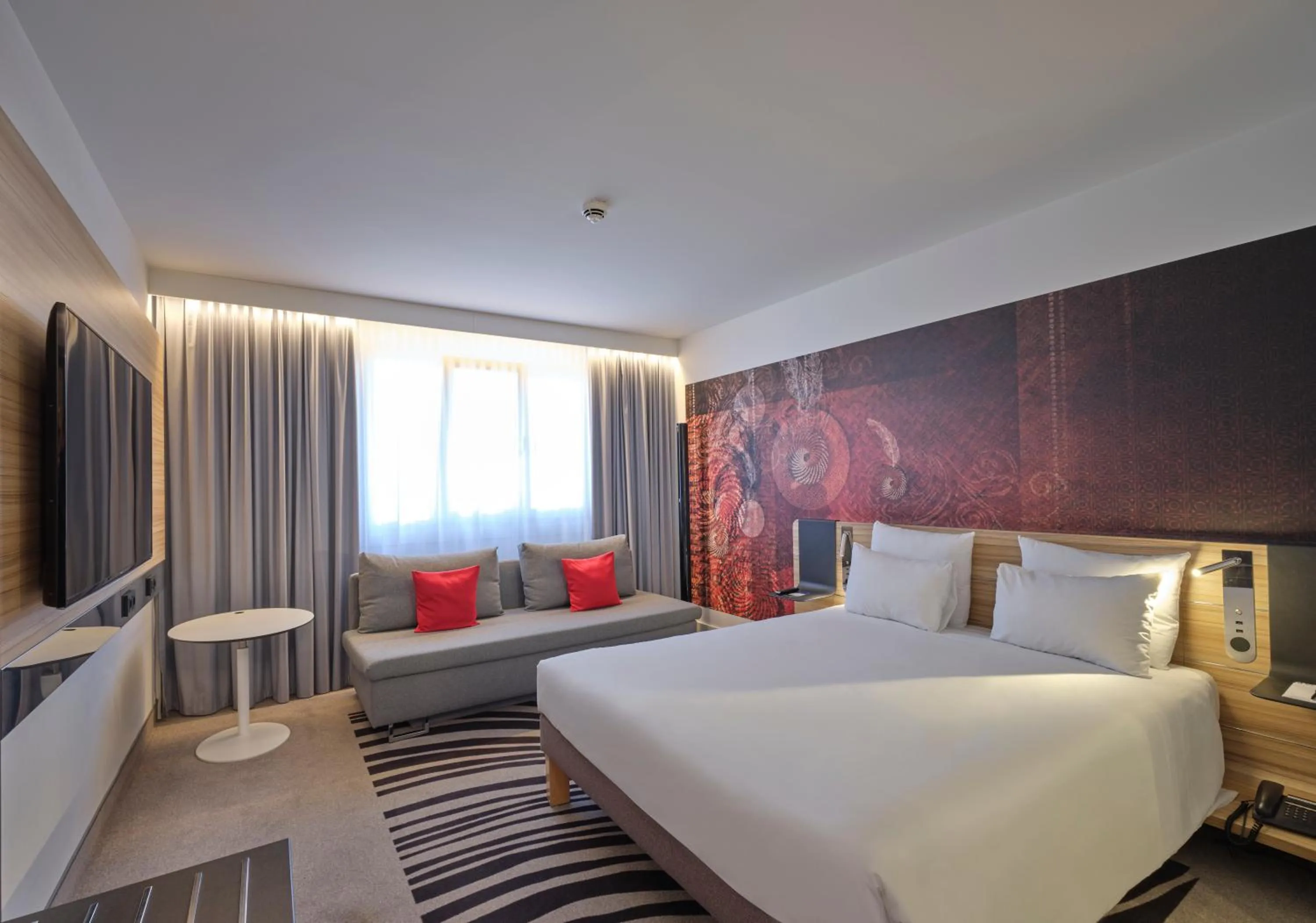 Photo of the whole room, Bed in Novotel München City