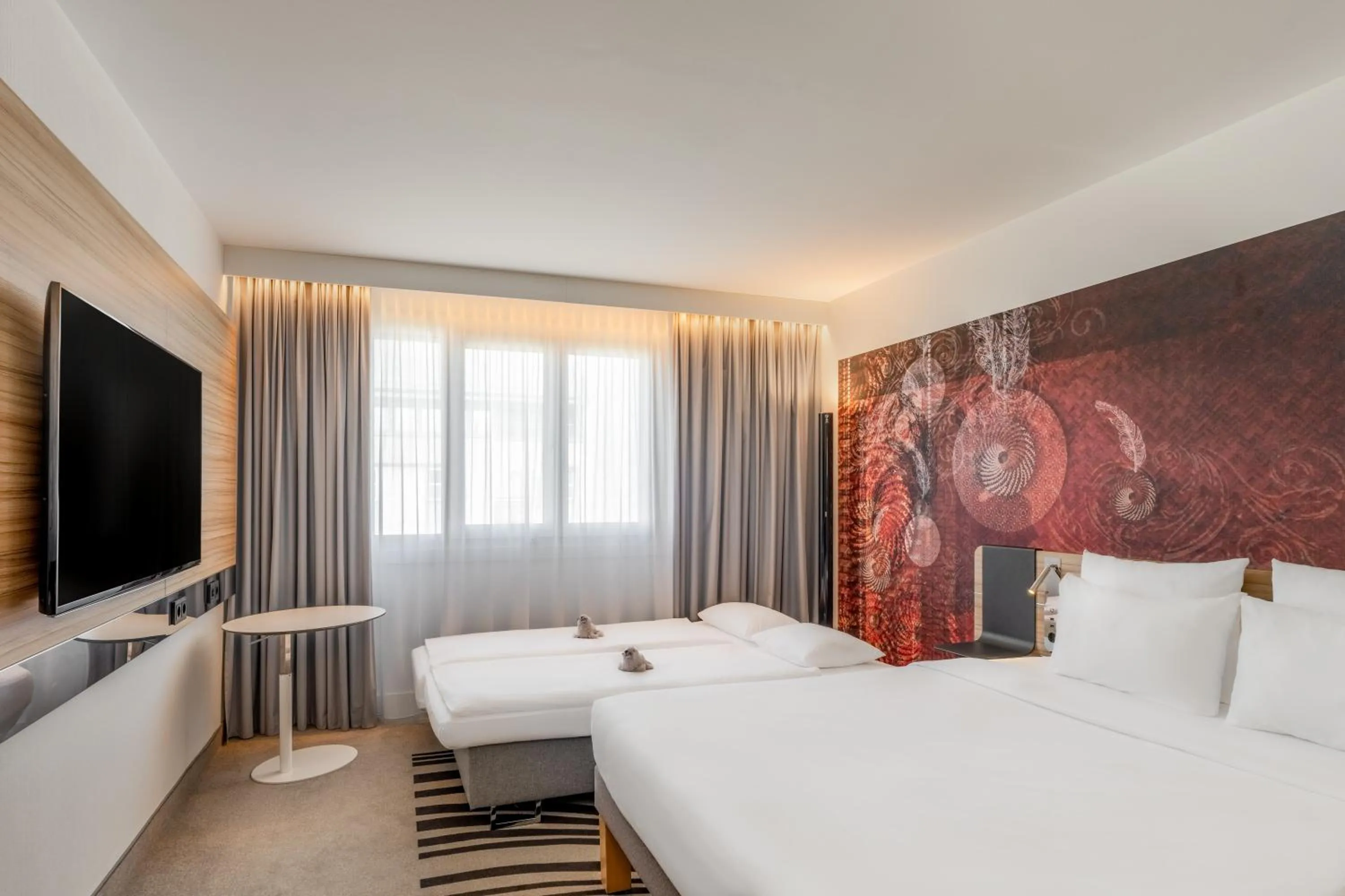 Photo of the whole room, Bed in Novotel München City